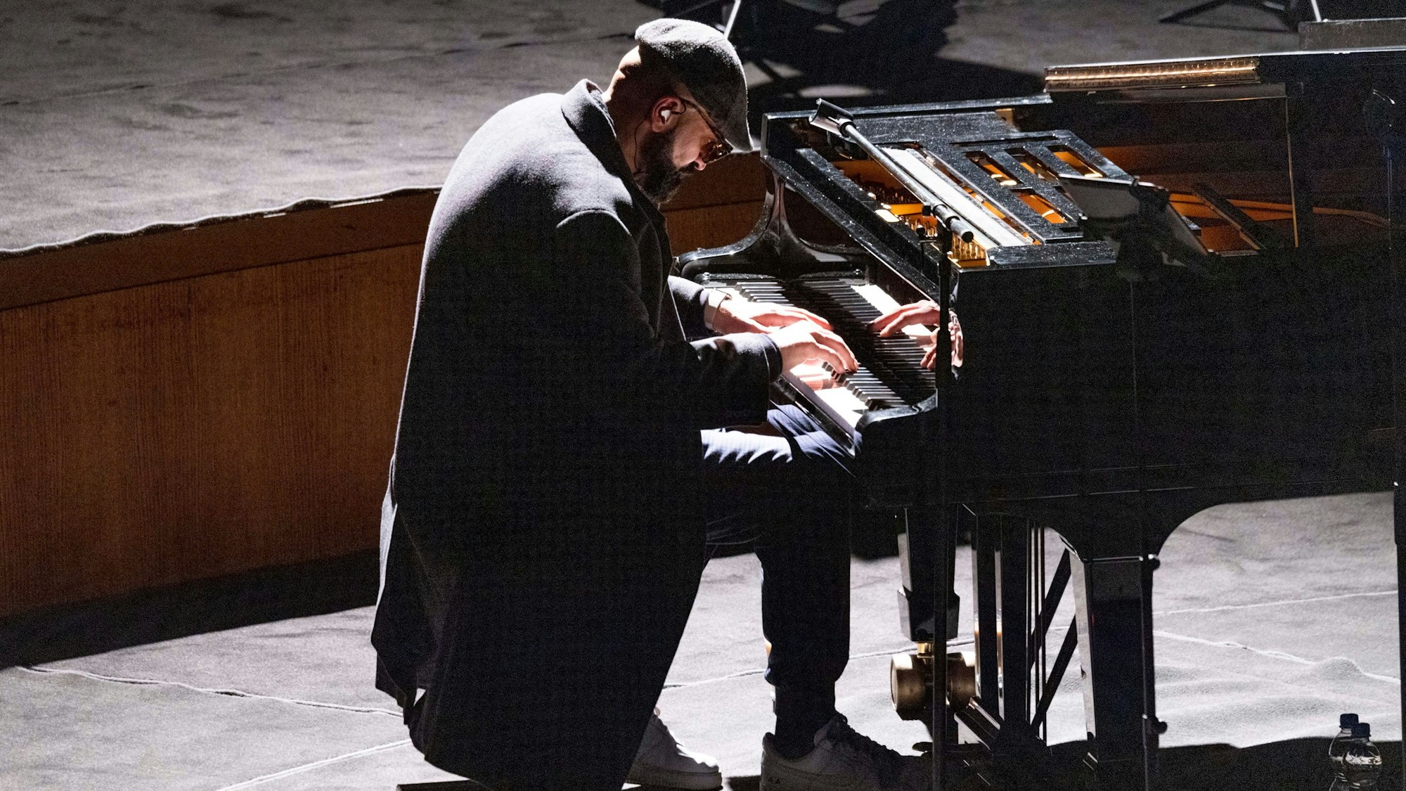 Xatar war nicht nur Rapper, sondern auch Musiker: In der Philharmonie begleitete er sich teils selbst am Flügel.