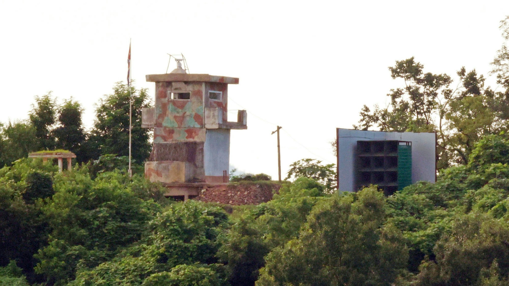 Ein nordkoreanischer militärischer Wachposten und ein Lautsprecher sind an der Grenze zu sehen - aufgenommen von Südkorea aus.