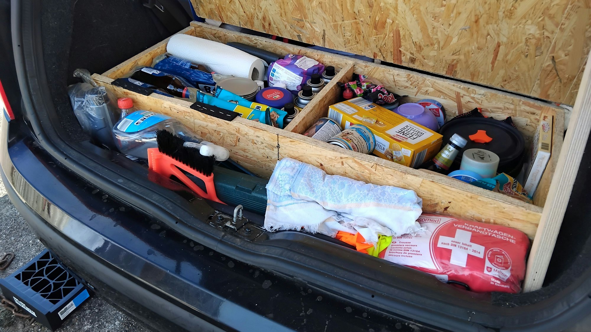 Platz ist auch im kleinsten Pkw, wenn man ihn gut nutzt: Palzewsi kann Lebensmittel für vier Tage lagern. Außerdem hat er in seinem Panda einen Gaskocher, Kochgeschirr, Porzellanteller und -tassen, Besteck, Kleidung, Werkzeug, Tisch und Stühle verstaut.