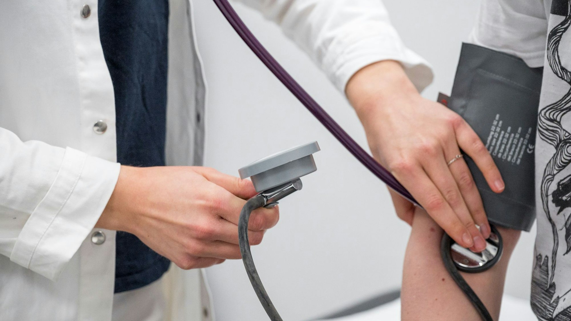 Arbeitgeber schlagen vor, beim Arztbesuch eine Gebühr von den Patienten zu verlangen. (Symbolbild)