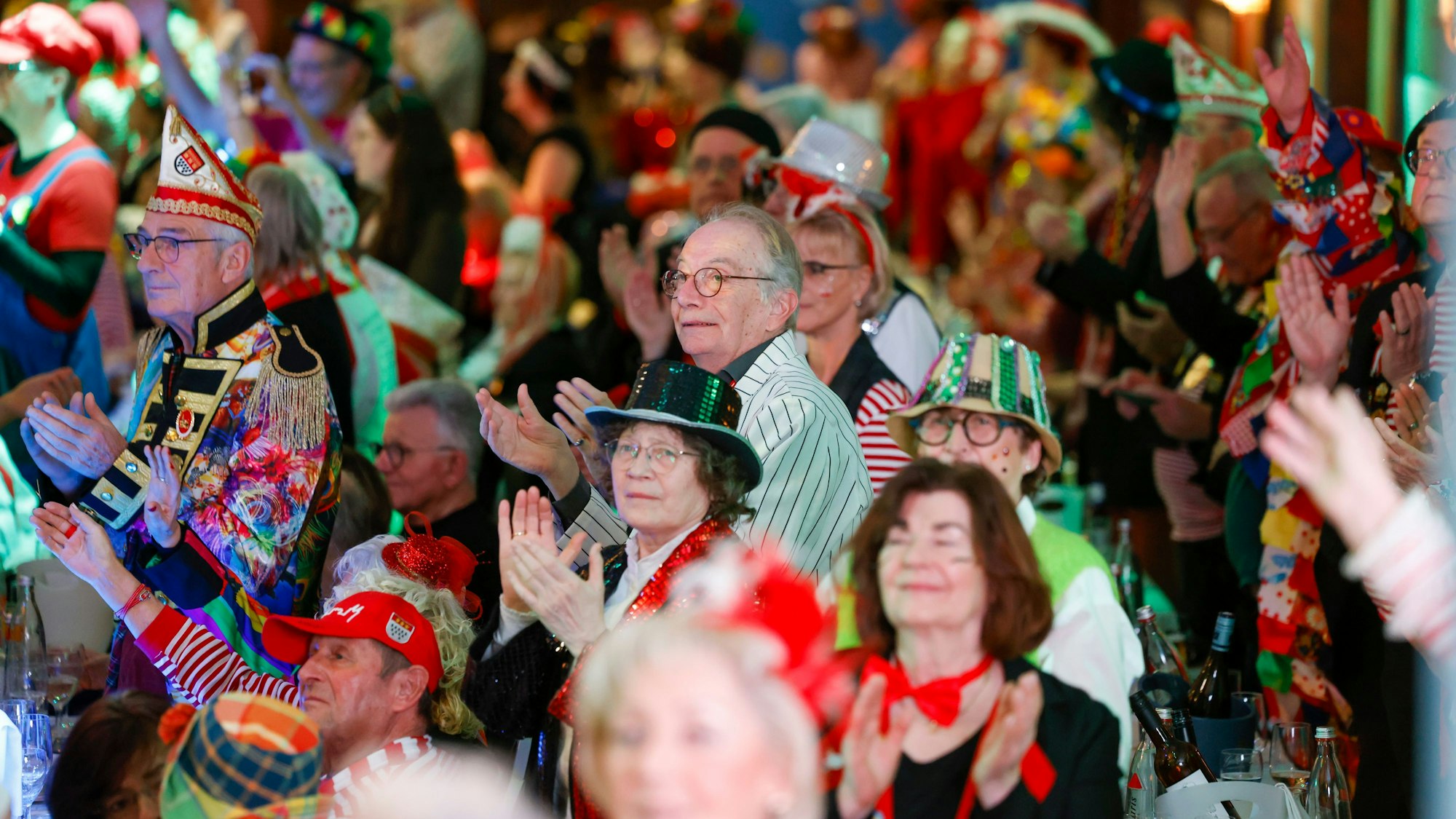 900 Zuschauer hatten im Januar bei der „Ärm en Ärm“-Premierensitzung geschunkelt und gelacht.