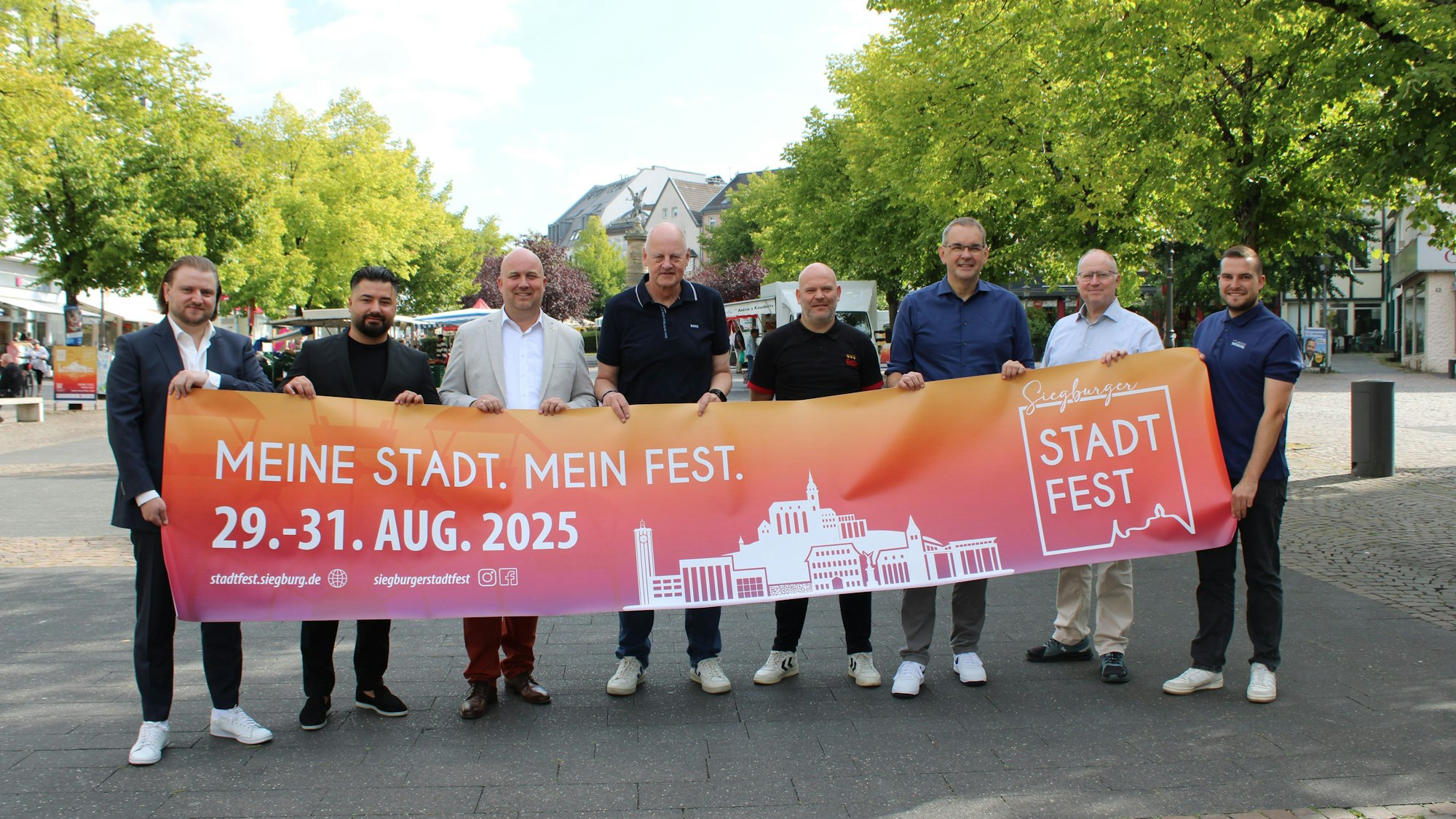 Bürgermeister Stefan Rosemann (3. v. r.), Veranstaltungsmanager David Dornseifer (r.) Dezernent Bernd Lehmann (4. v. l.), sowie Vertreter der Sponsoren stellen das Stadtfest-Programm vor.