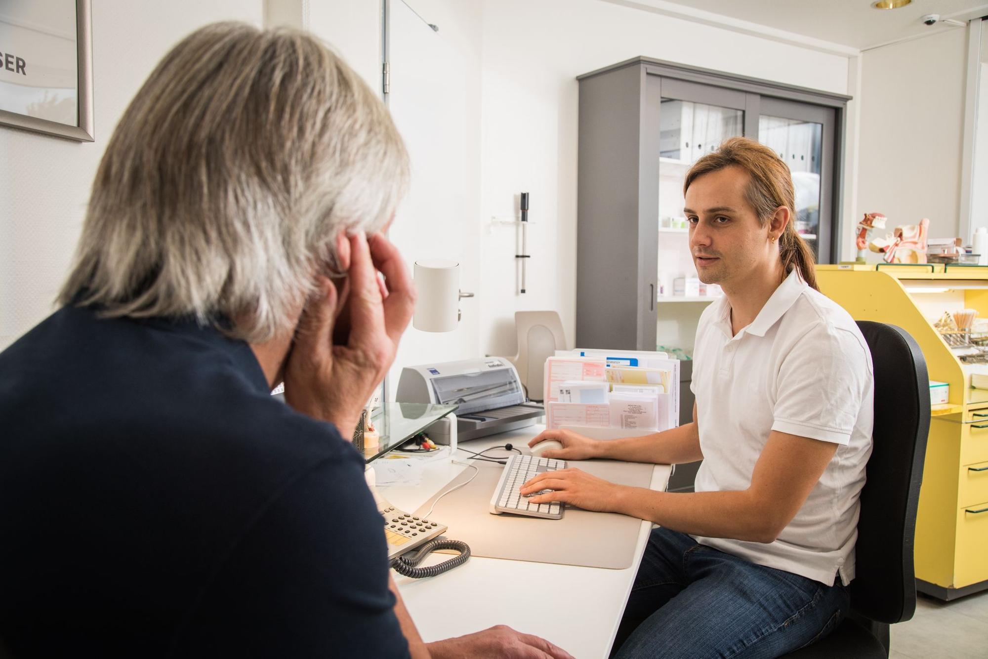 Ärzte können bei einem Tinnitus eine Digitale Gesundheitsanwendung (DiGA) verordnen. Diese wird dann von der Krankenkasse bezahlt.