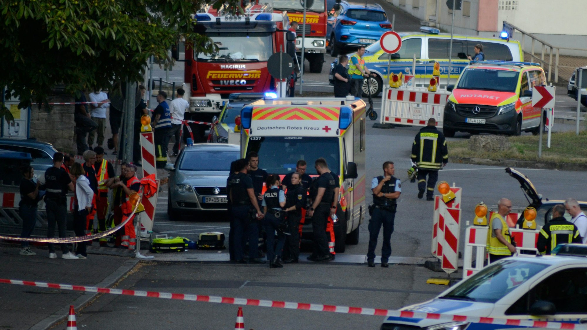 Das Bild zeigt einen Großeinsatz von Polizei und Rettungskräften in der Völklinger Innenstadt. Foto: Gianni Gattus/dpa