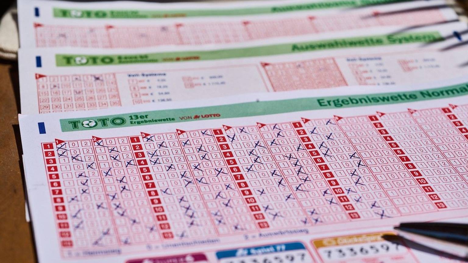 Fußball ohne TOTO 13er Ergebniswette und TOTO 6aus45 Auswahlwette? Das ist nicht so richtig vorstellbar. Besonders jetzt, da die 1. Liga den Spielbetrieb wieder aufnimmt.