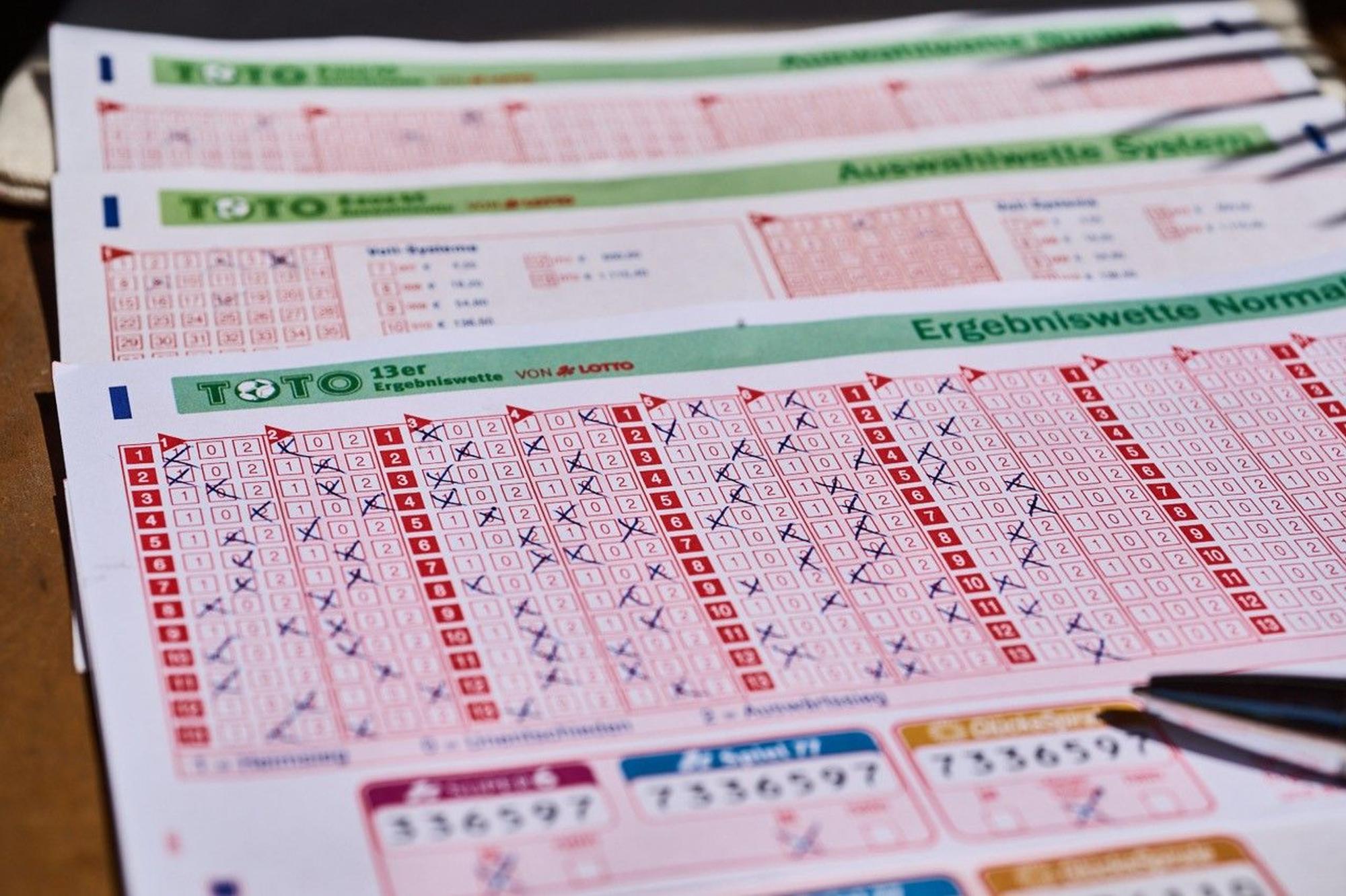 Fußball ohne TOTO 13er Ergebniswette und TOTO 6aus45 Auswahlwette? Das ist nicht so richtig vorstellbar. Besonders jetzt, da die 1. Liga den Spielbetrieb wieder aufnimmt.