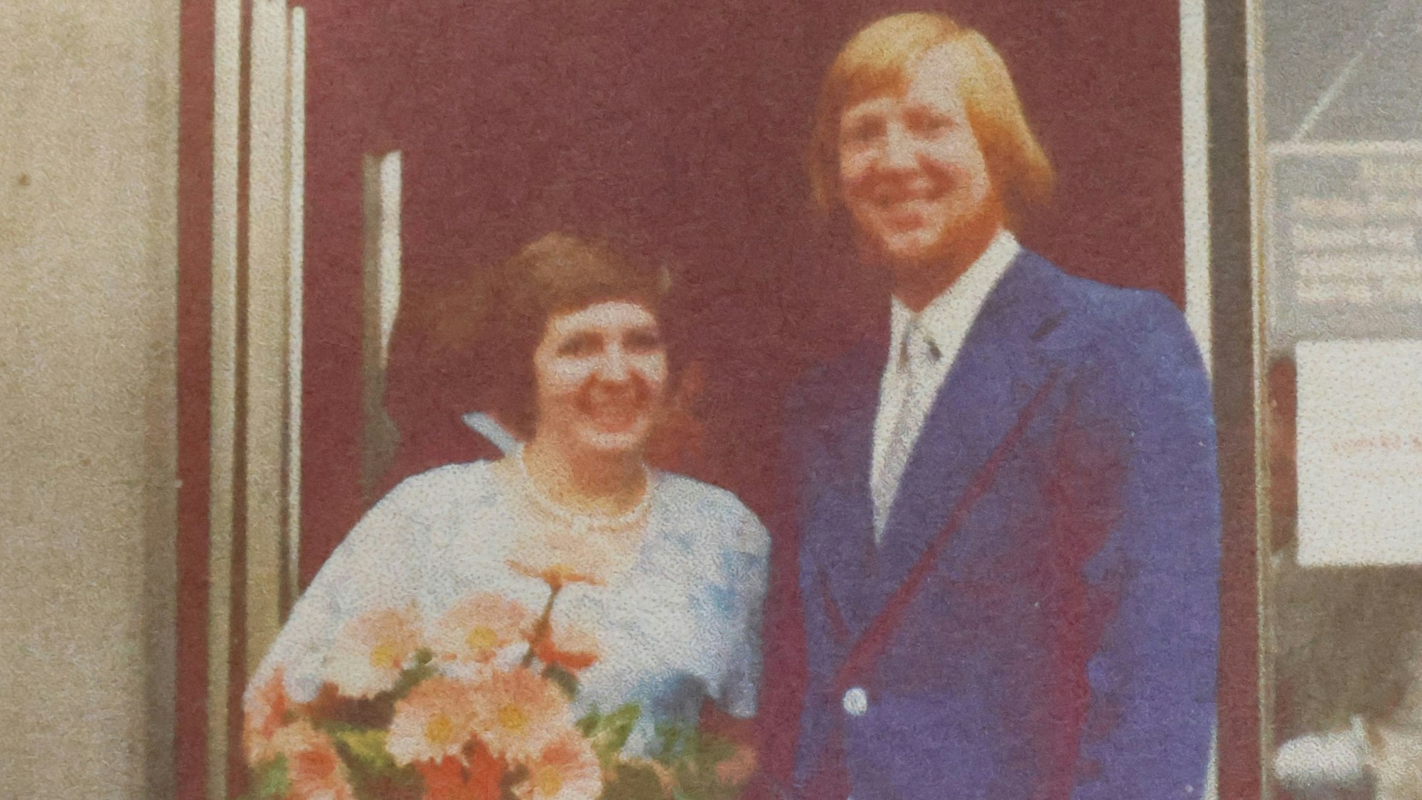 Ein altes Foto von einem Ehepaar an ihrem Hochzeitstag vor dem Standesamt.