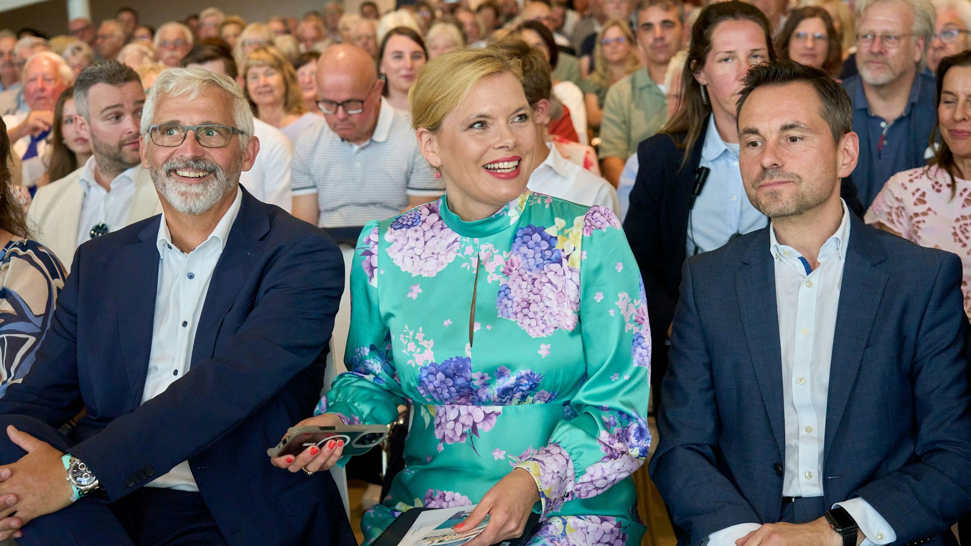 Bundestagspräsidentin Julia Klöckner mag strahlende Farben.