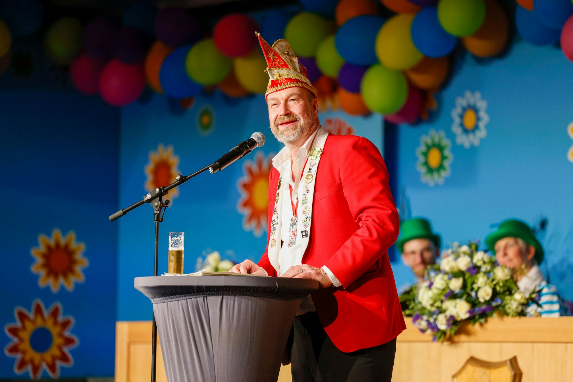 Mit skurrilen Geschichten von seinem Kumpel Hermann begeisterte Volker Weininger bei der„ Ärm en Ärm“-Sitzung. Im nächsten Jahr ist der Sitzungspräsident wieder im Programm dabei.
