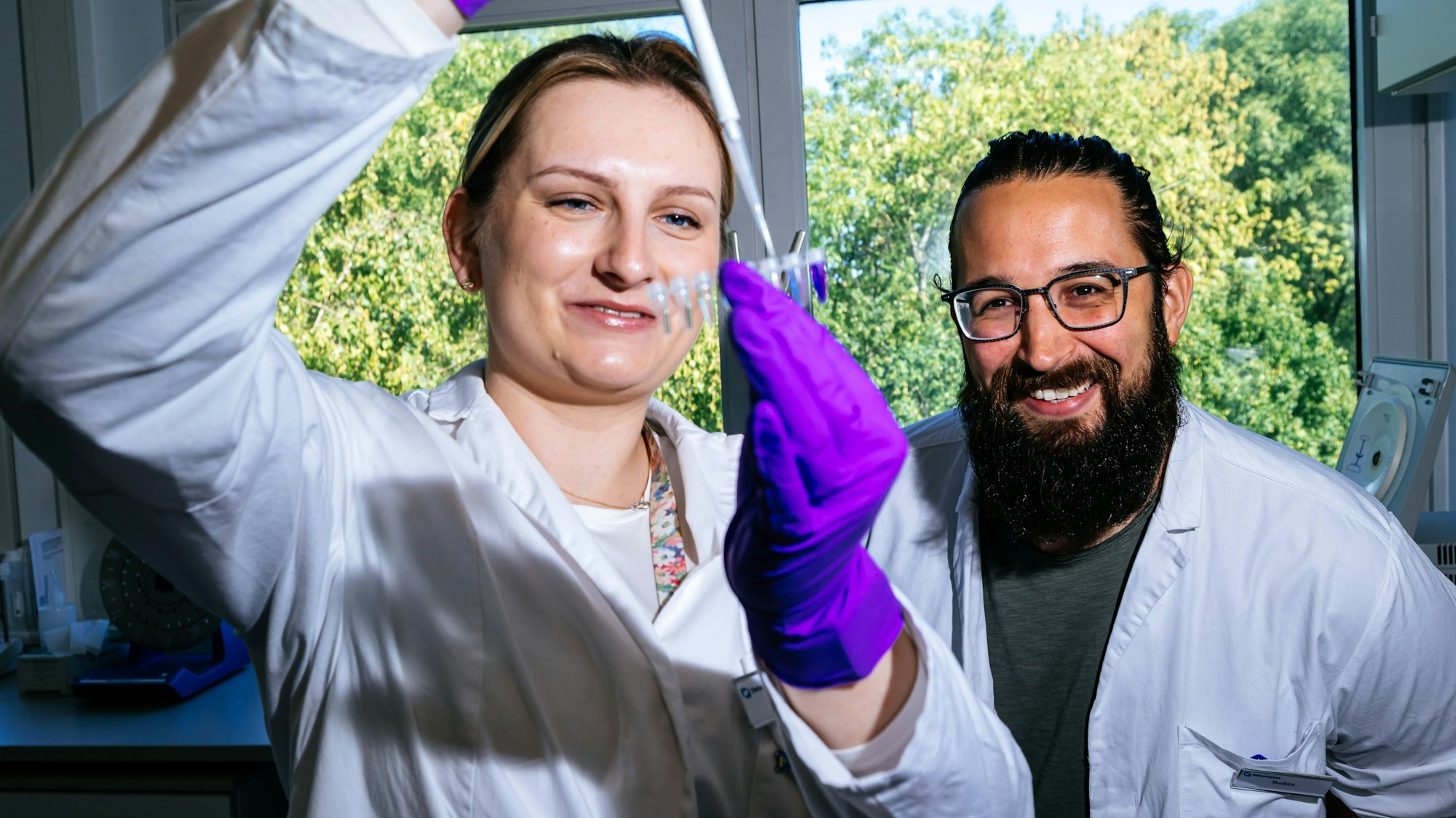 Gründer von „Detechgene“ Robin Bayer (r.) und Victoria Malcherek, aus der Forschungsabteilung stehen im Labor der Firma im Bocklemünd.
