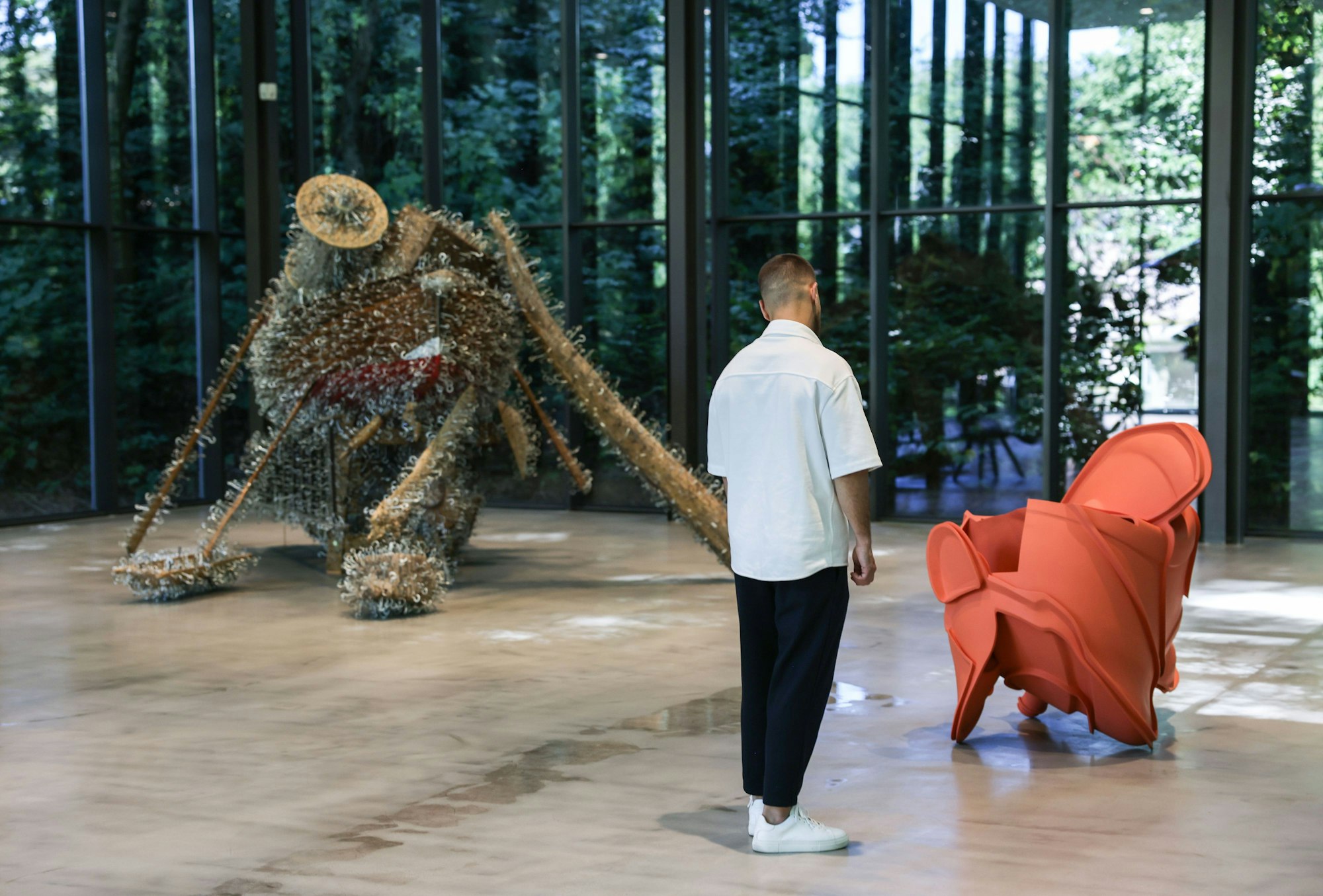 Wuppertal: Ein Ausstellungsbesucher schaut sich im Skulpturenpark das Werk „Hardliner“ von Tony Cragg an.