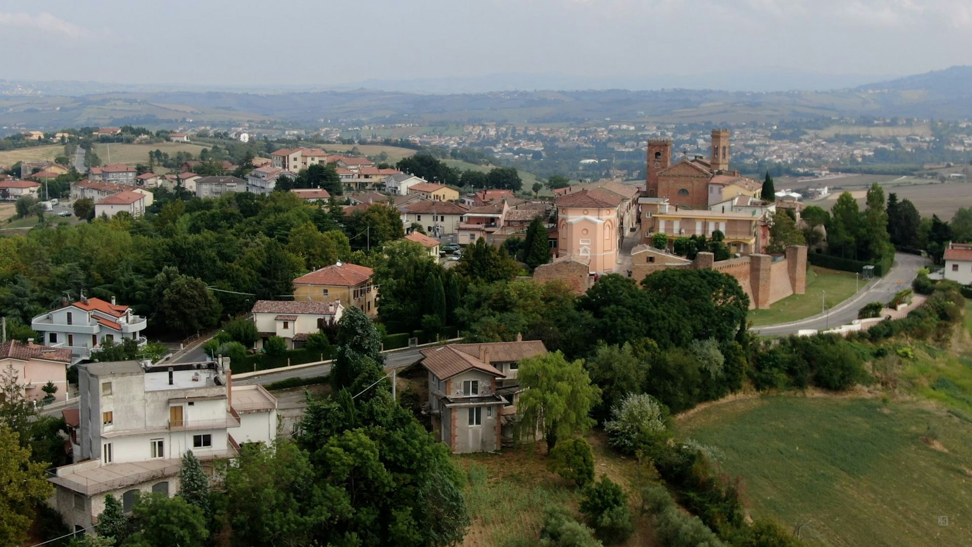 Italien, San Clemente: Blick auf San Clemente im Hinterland von Rimini.