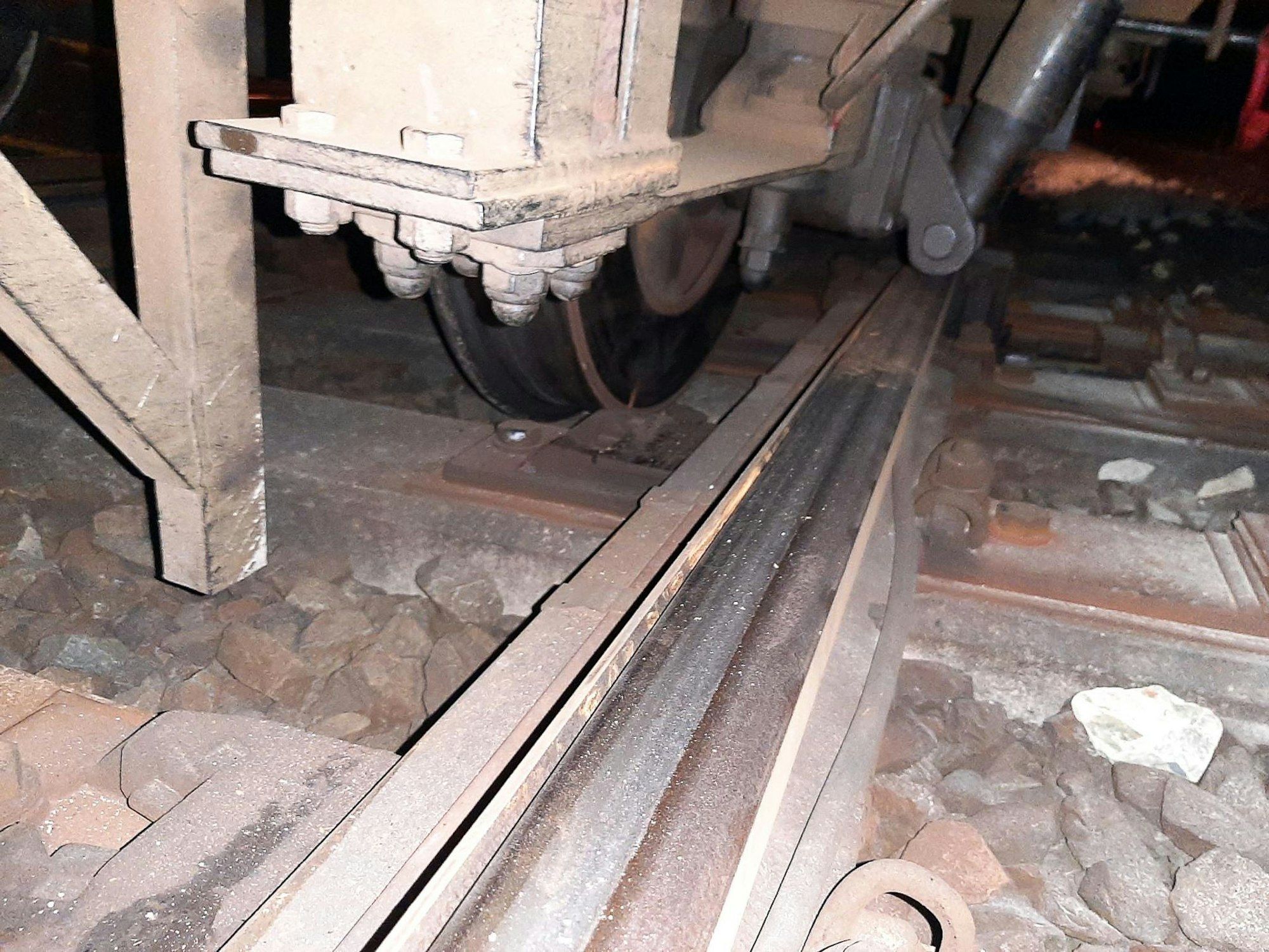 Neben der Schiene statt darauf: Ein Bauzug-Waggon ist am Mittwochabend in Hagen-Vorhalle an einer Weiche entgleist.
