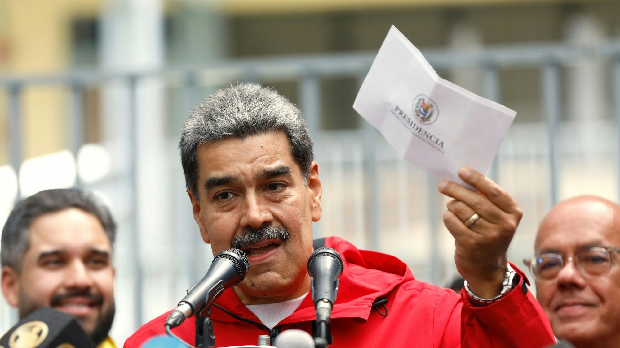 Venezuelas Präsident Nicola Maduro spricht nach der Stimmabgabe bei den Kommunalwahlen.