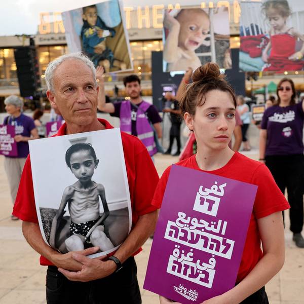 Auf Protesten gegen die israelische Regierung halten Demonstranten Bilder von hungernden Kindern in Gaza hoch. (Archivbild)