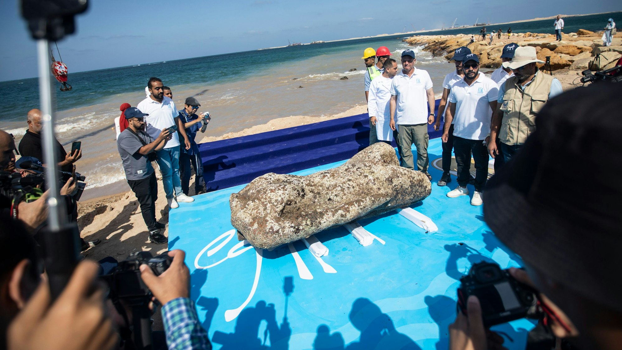21.08.2025, Ägypten, Abu Qir Hafen: Ein geborgenes Artefakt wird im Hafen von Abu Qir in Alexandria ausgestellt. Laut Archäologen handelt es sich bei den Funden um Sphinx-Statuen und Marmorfiguren aus der römischen und ptolemäischen Zeit. Foto: Gehad Hamdy/dpa +++ dpa-Bildfunk +++
