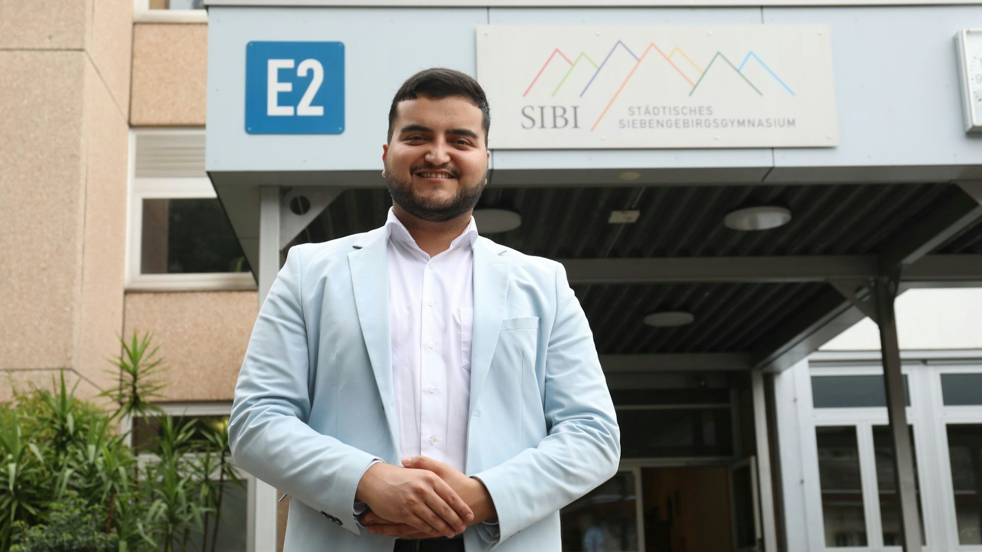 Ein Mann vor dem Eingang des Siebengebirgsgymnasiums.