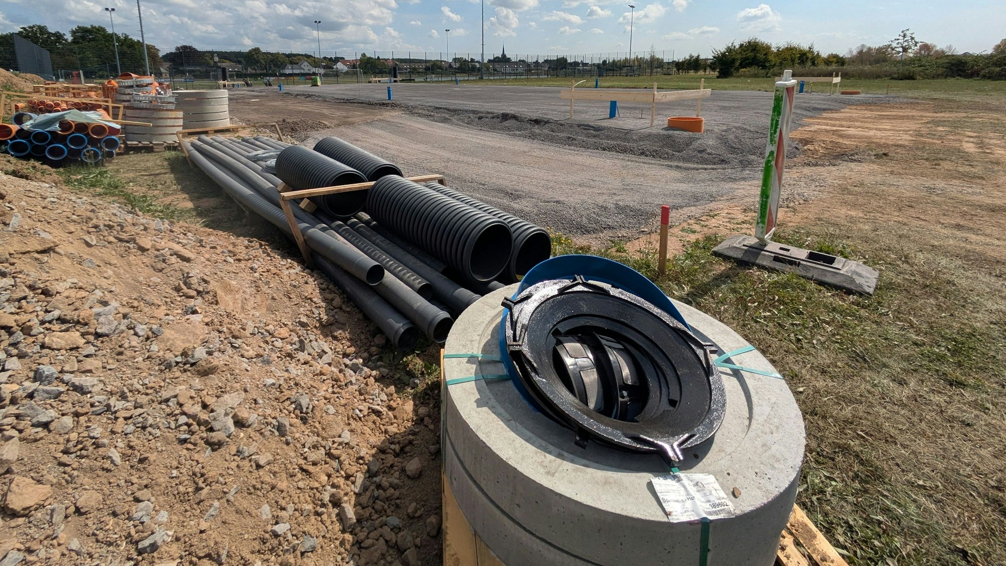 Blick auf die Baustelle gleich neben dem Vereinsheim.