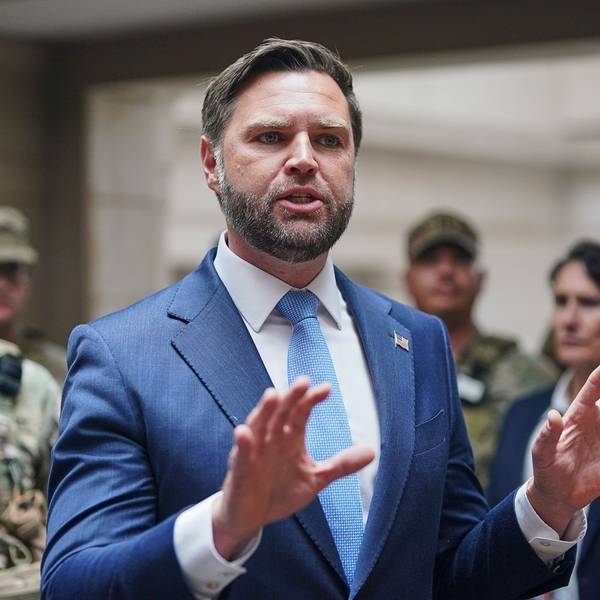 US-Vizepräsident J. D. Vance spricht mit Mitgliedern der Nationalgarde in der Union Station. Der Auftritt wurde von hörbaren Protesten begleitet. (Archivbild)