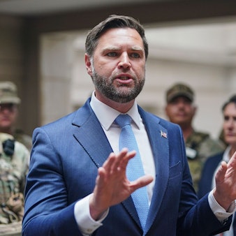 US-Vizepräsident J. D. Vance spricht mit Mitgliedern der Nationalgarde in der Union Station. Der Auftritt wurde von hörbaren Protesten begleitet. (Archivbild)