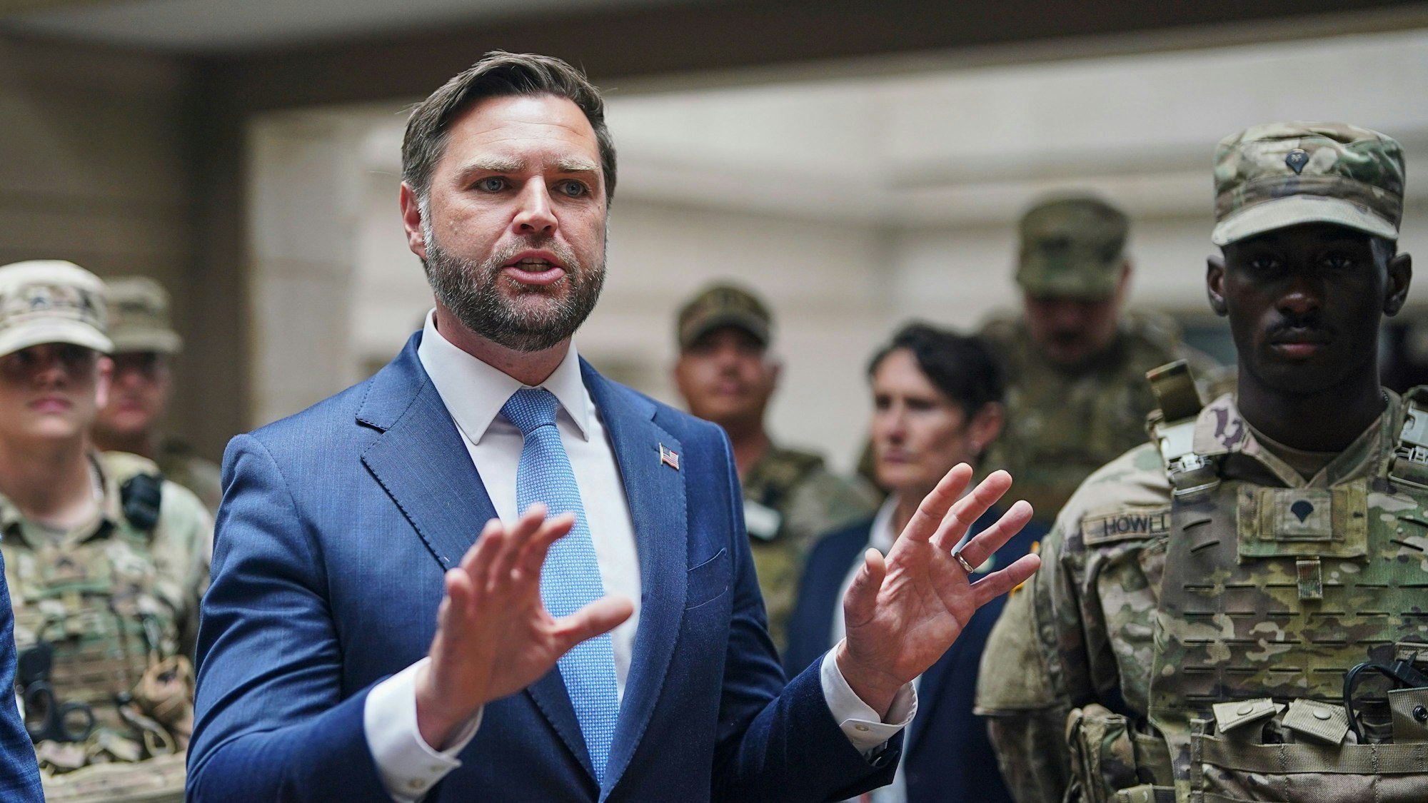 US-Vizepräsident J. D. Vance spricht mit Mitgliedern der Nationalgarde in der Union Station. Der Auftritt wurde von hörbaren Protesten begleitet. (Archivbild)