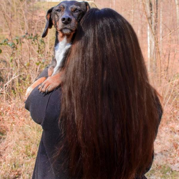 Sabrina mit ihrem ersten, mittlerweile gestorbenen Assistenzhund. Die Krankenkasse lehnt die Kostenübernahme für einen neuen Hund ab.