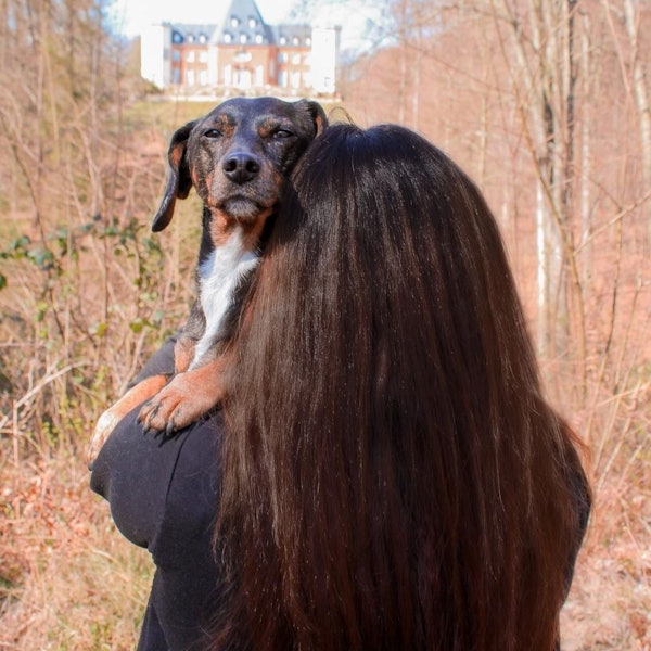 Sabrina mit ihrem ersten, mittlerweile gestorbenen Assistenzhund. Die Krankenkasse lehnt die Kostenübernahme für einen neuen Hund ab.