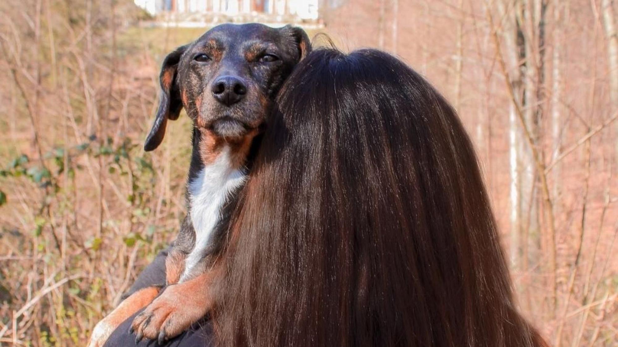 Sabrina mit ihrem ersten, mittlerweile gestorbenen Assistenzhund. Die Krankenkasse lehnt die Kostenübernahme für einen neuen Hund ab.