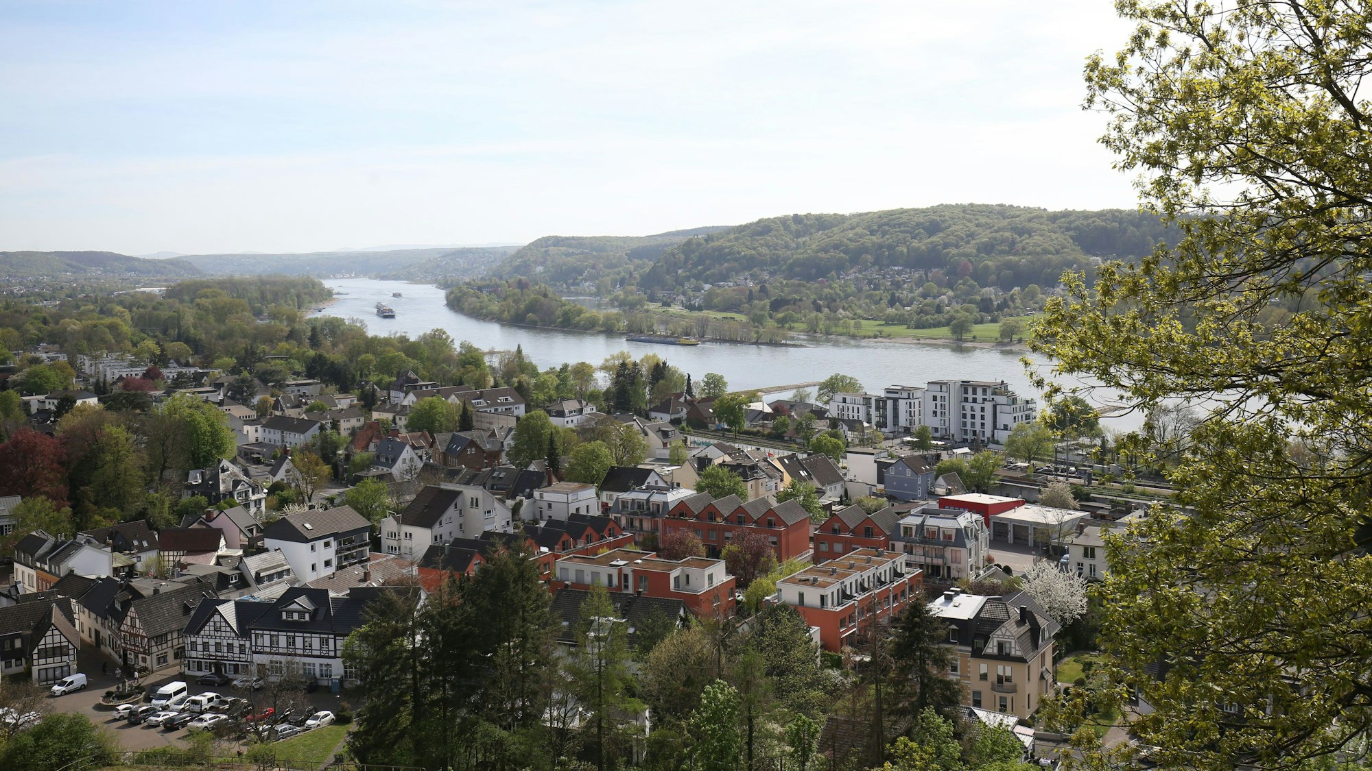 Ansicht eines Ortes mit dem Rhein im Hintergrund.