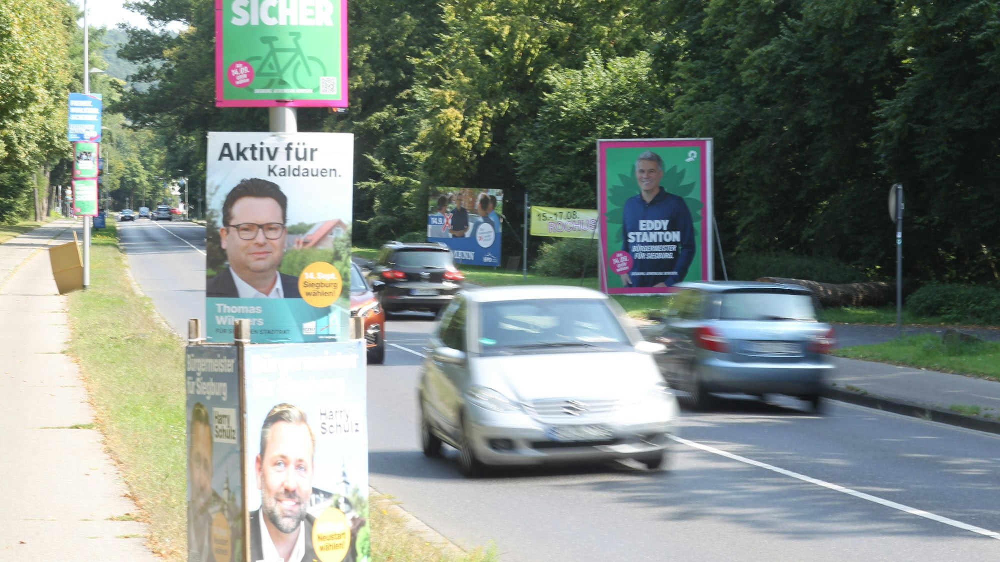 In Kaldauen hängen an fast jeder Laterne Wahlplakate.