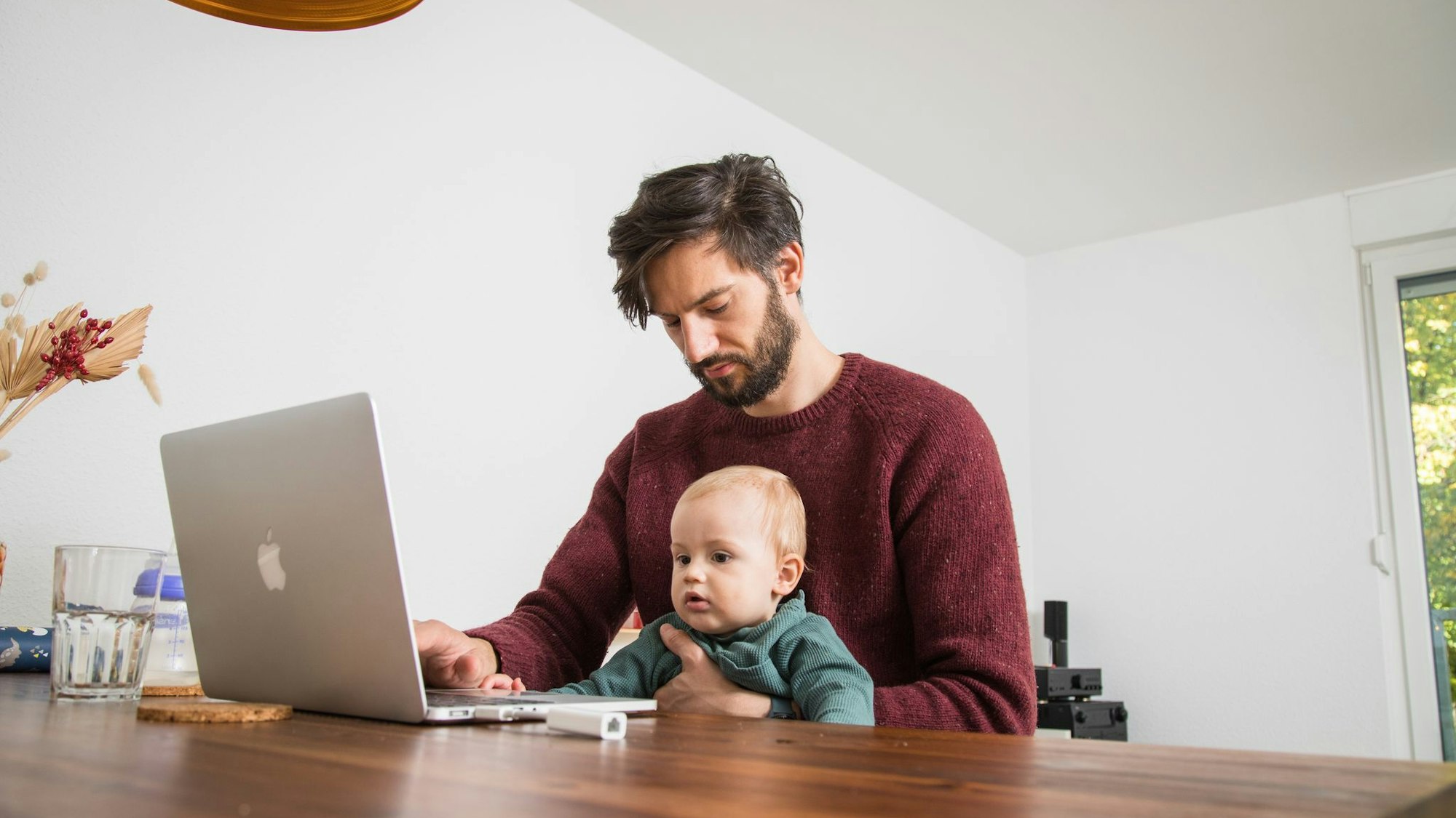 Flexible Arbeitszeiten im Homeoffice: Ein familienfreundlicher Arbeitgeber kann berufstätigen Eltern das Leben erleichtern.