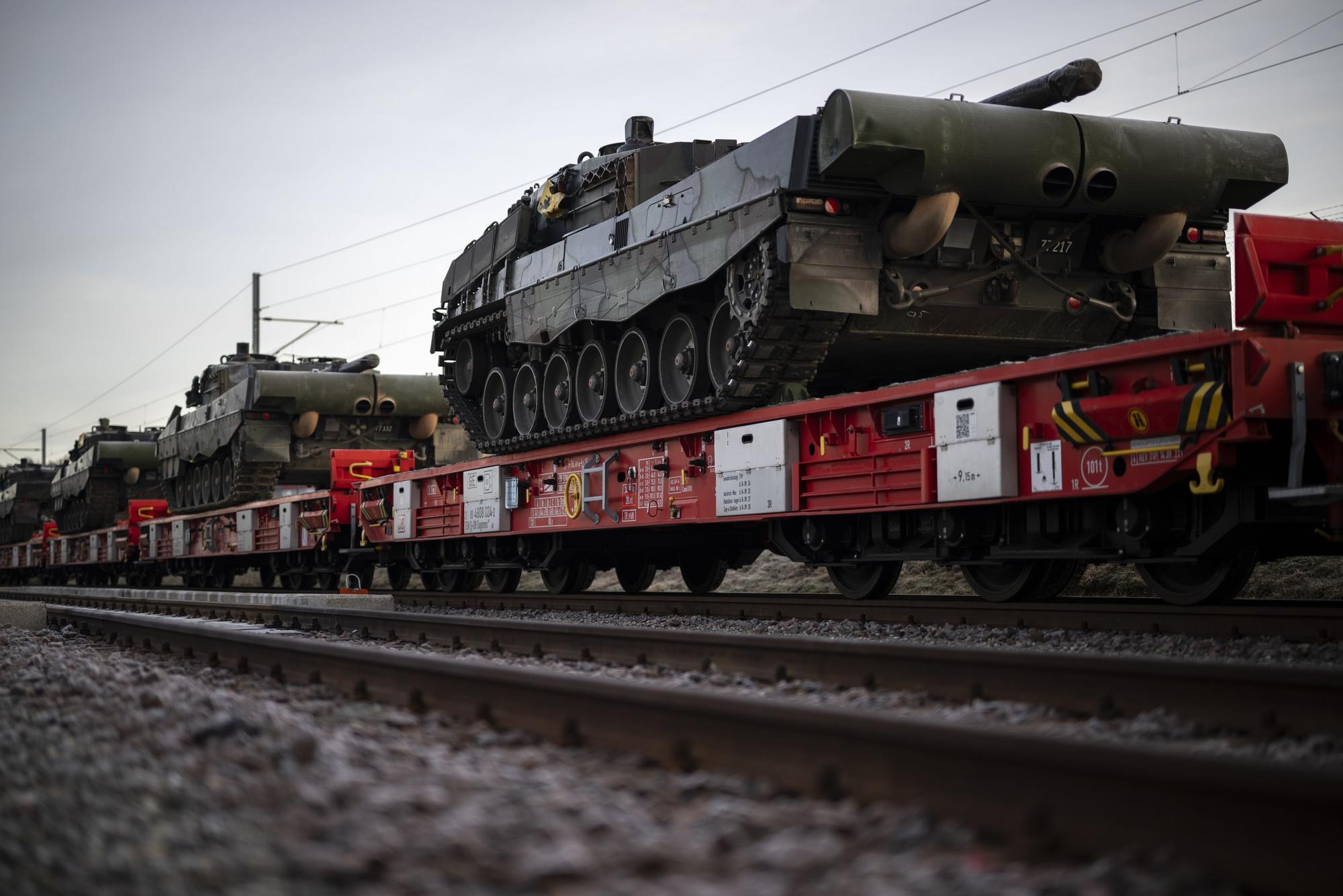 Leopard-Panzer auf Güterwagen.