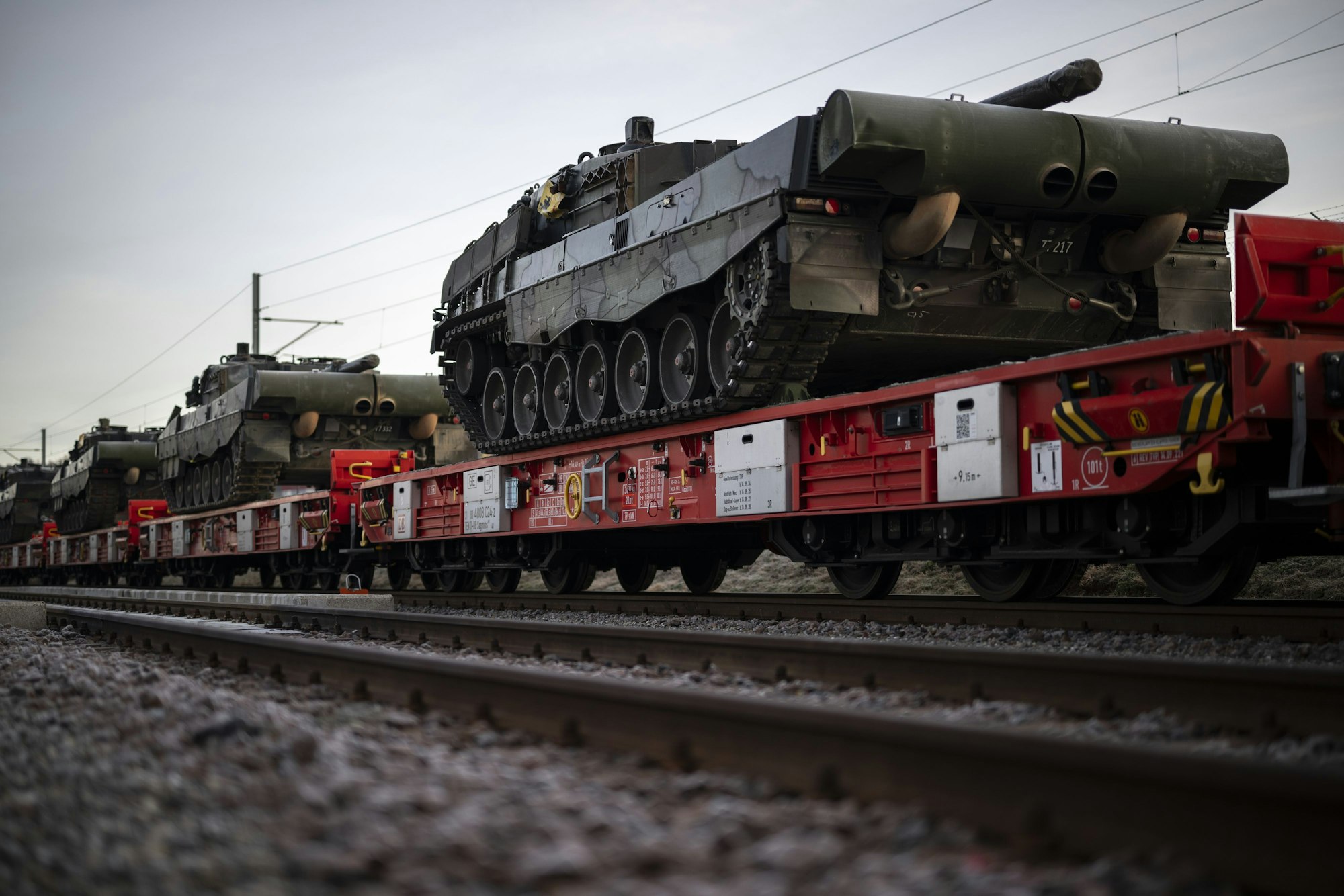 Leopard-Panzer auf Güterwagen.