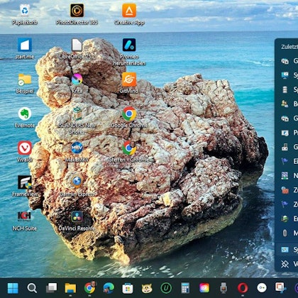 Screenshot von Startbildschirm und Taskleiste, der einige Funktionen zeigt