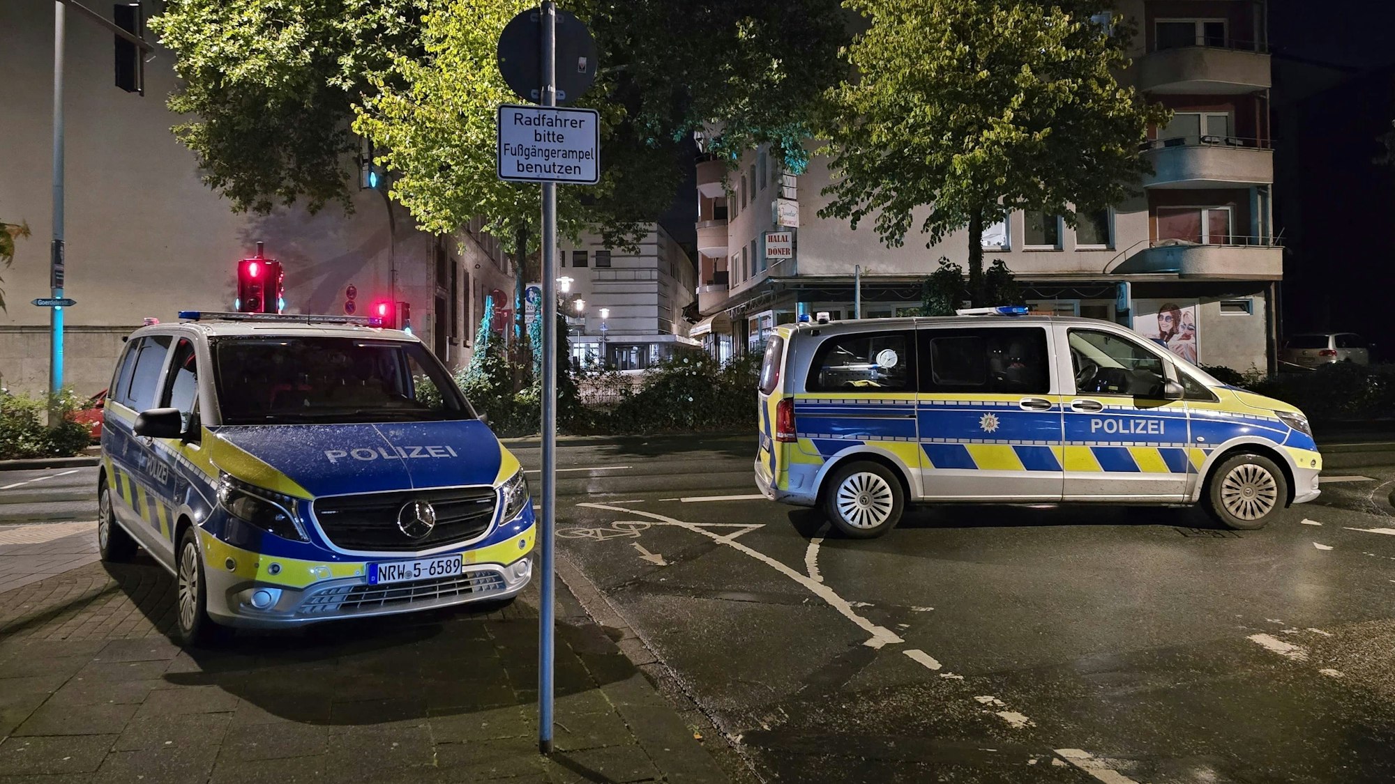 Polizeiwagen auf einer Straße in NRW in der Nacht (Symbolfoto).