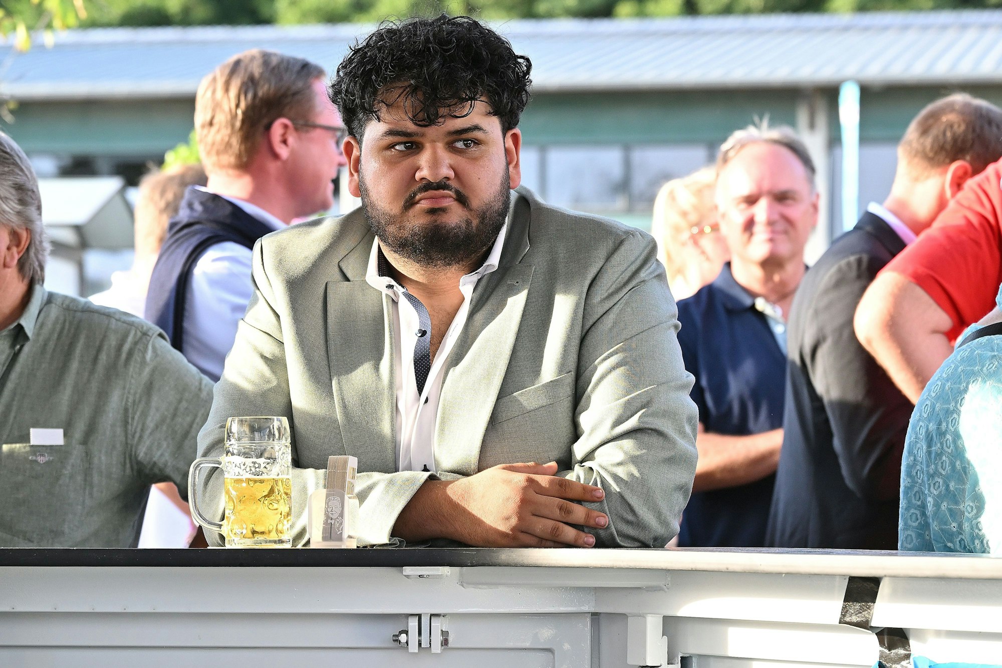 Ein Ex-Auszubildender der CDU Rhein-Berg steht an der Theke eines Bierwagens