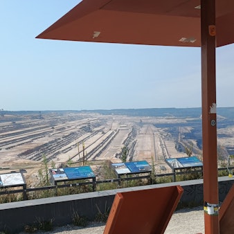 Das Bild zeigt die Aussicht auf den Tagebau.