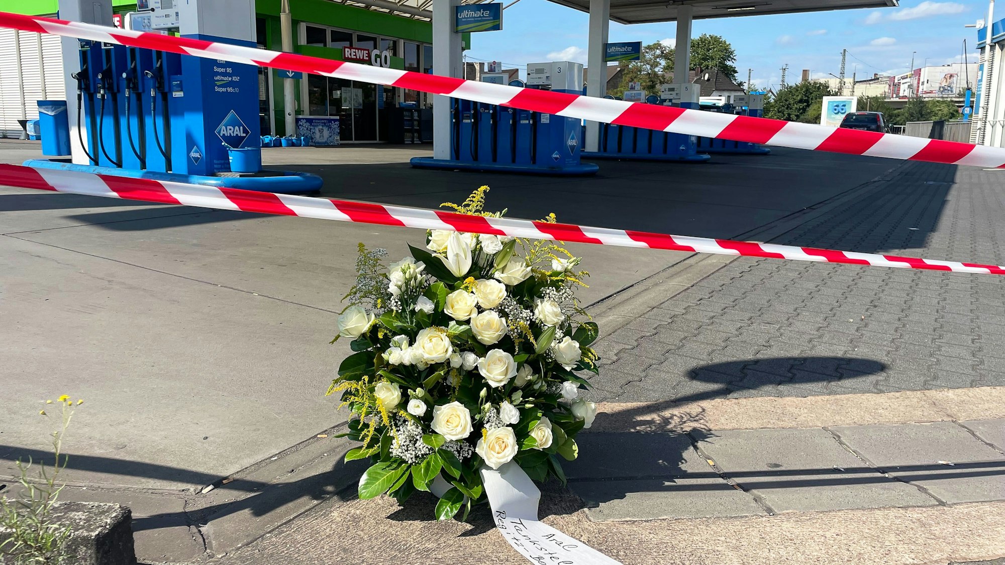 Tödlicher Schusswechsel nach einem Raubüberfall in Völklingen: Ein 18-jähriger Tatverdächtiger tötet einen Polizisten mit einer Dienstwaffe.