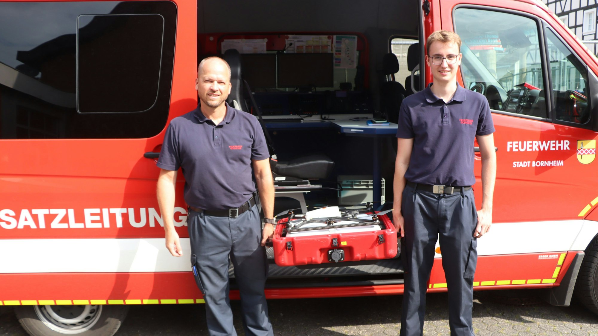Daniel Lingnau und René Heimann mit Drohnenkoffer.