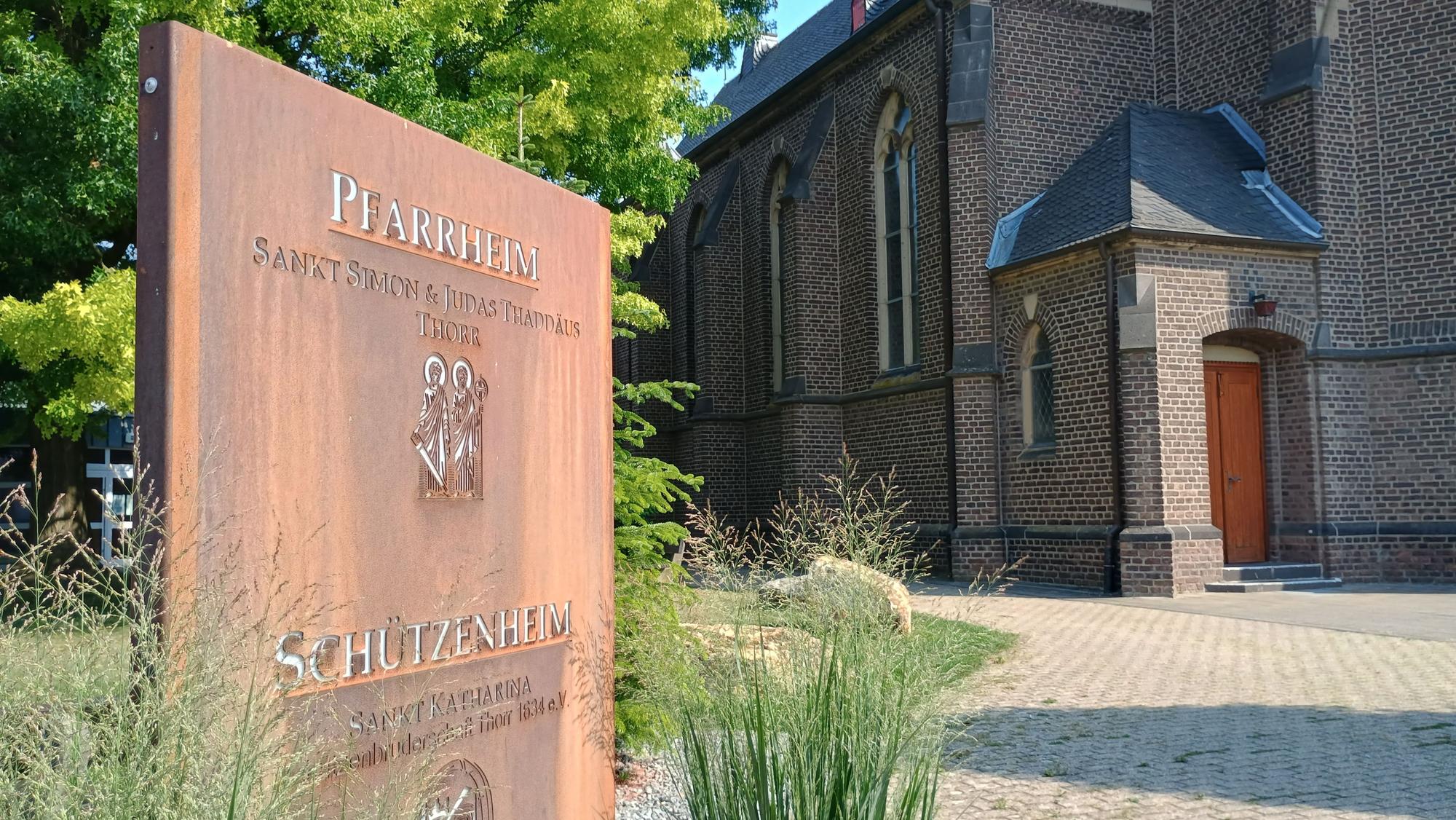 Das Bild zeigt eine Bronzetafel vor dem Pfarrheim Sankt Simon & Judas Thaddäus.