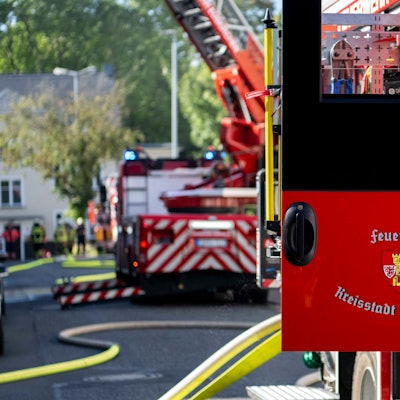Das Bild zeigt ein Fahrzeug der Euskirchener Feuerwehr im Einsatz.