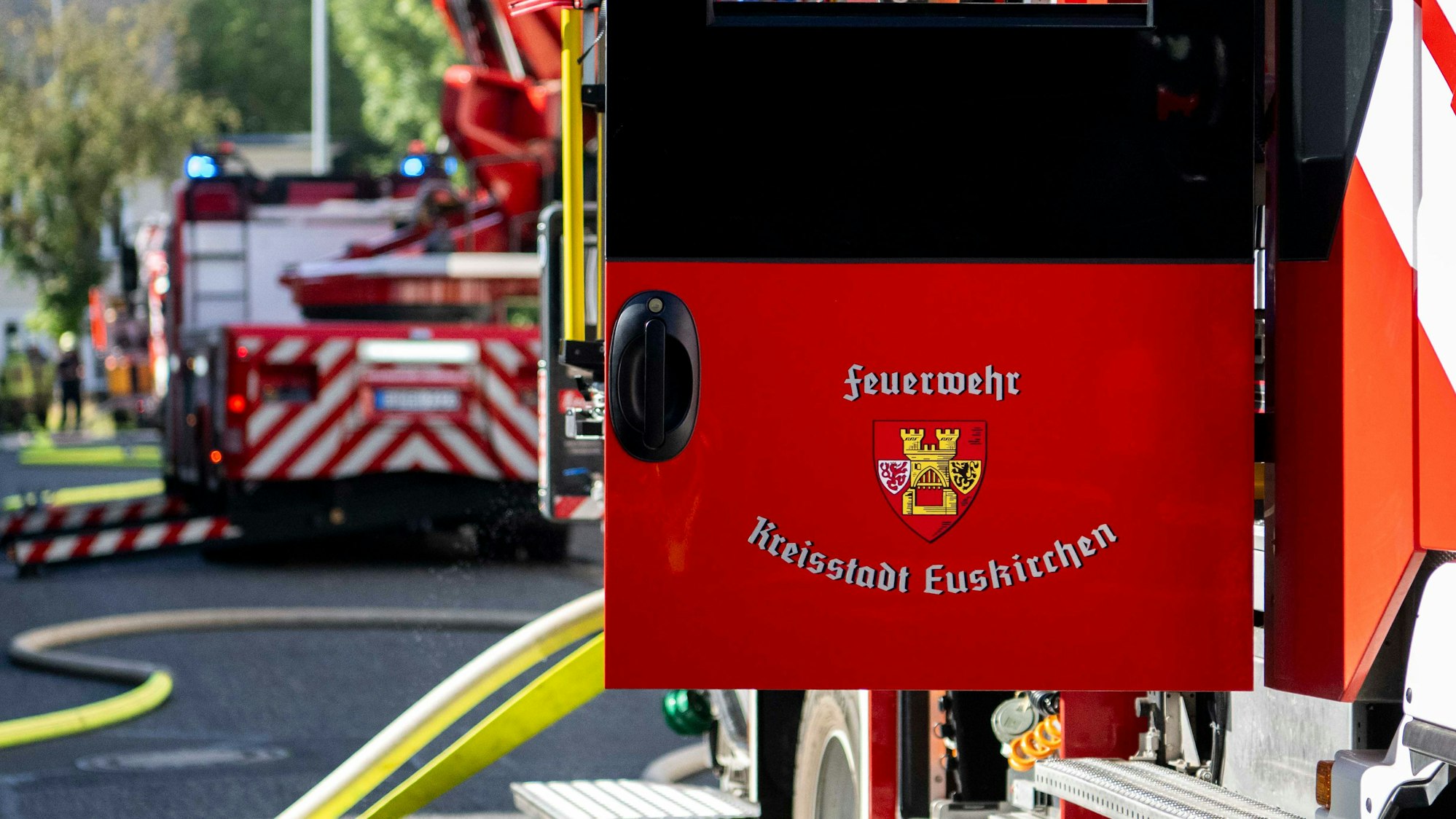 Das Bild zeigt ein Fahrzeug der Euskirchener Feuerwehr im Einsatz.