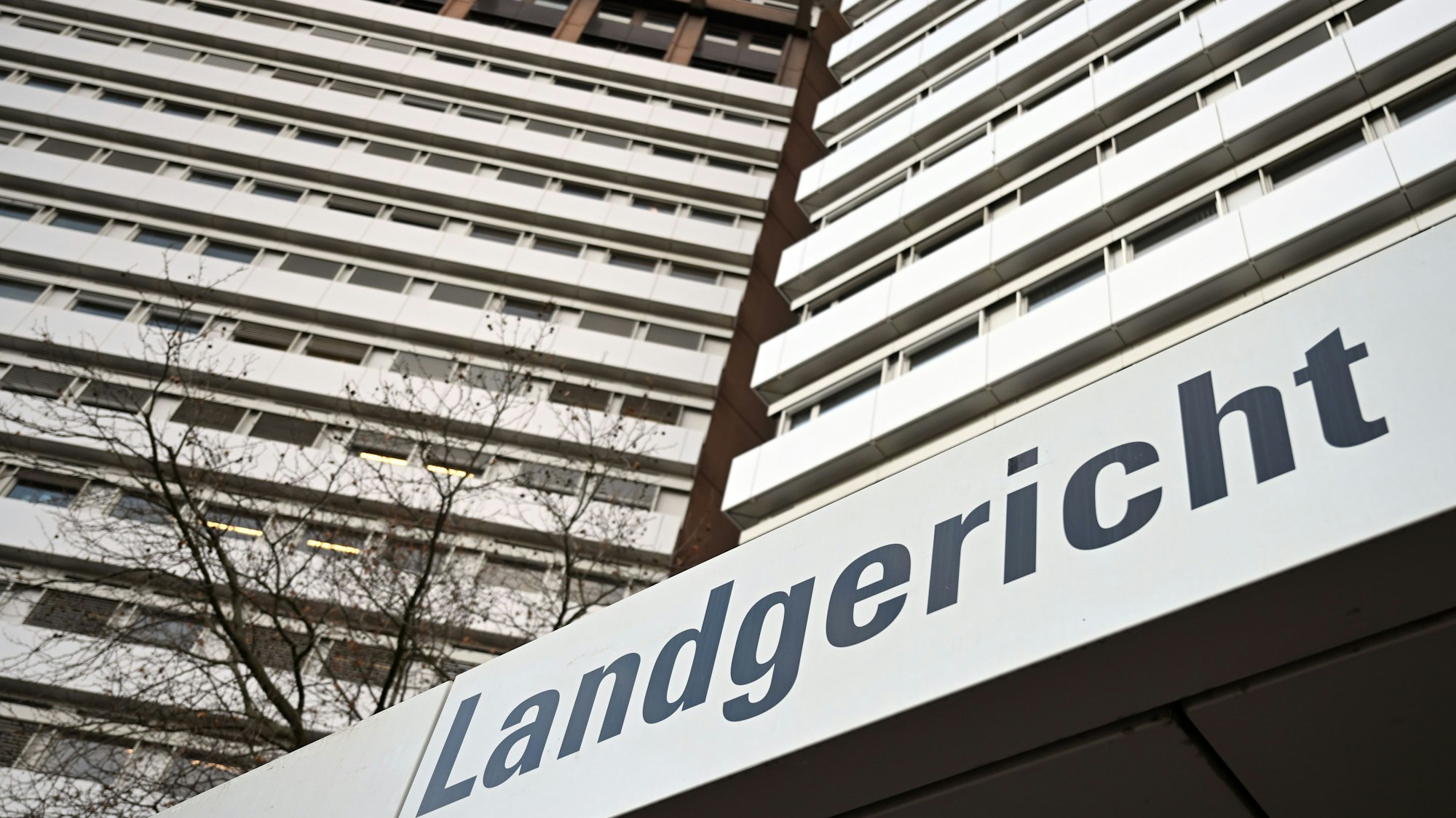 Das Schild des Landgerichts Köln.