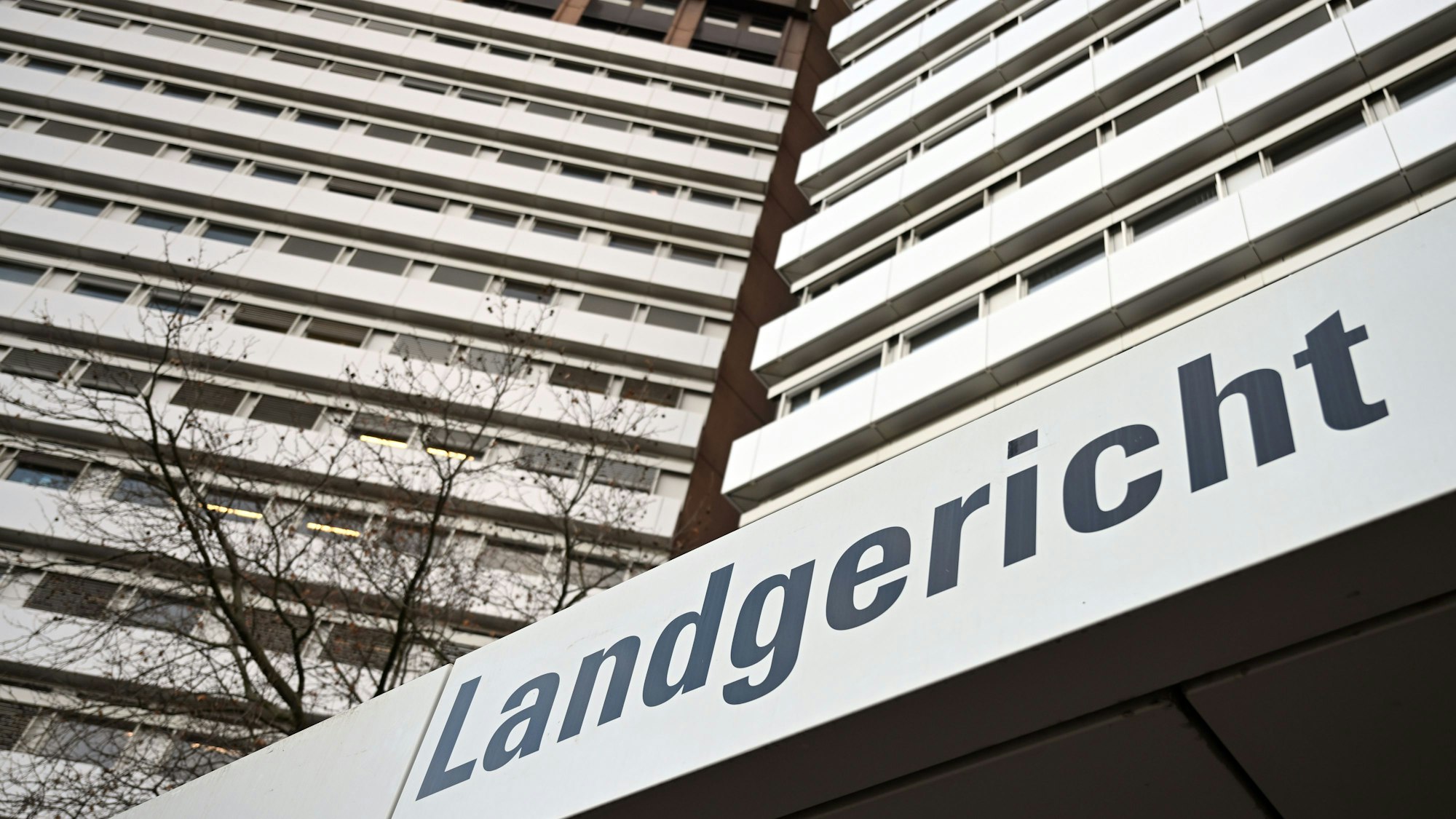 Ein Schild weist auf das Landgericht Köln hin.