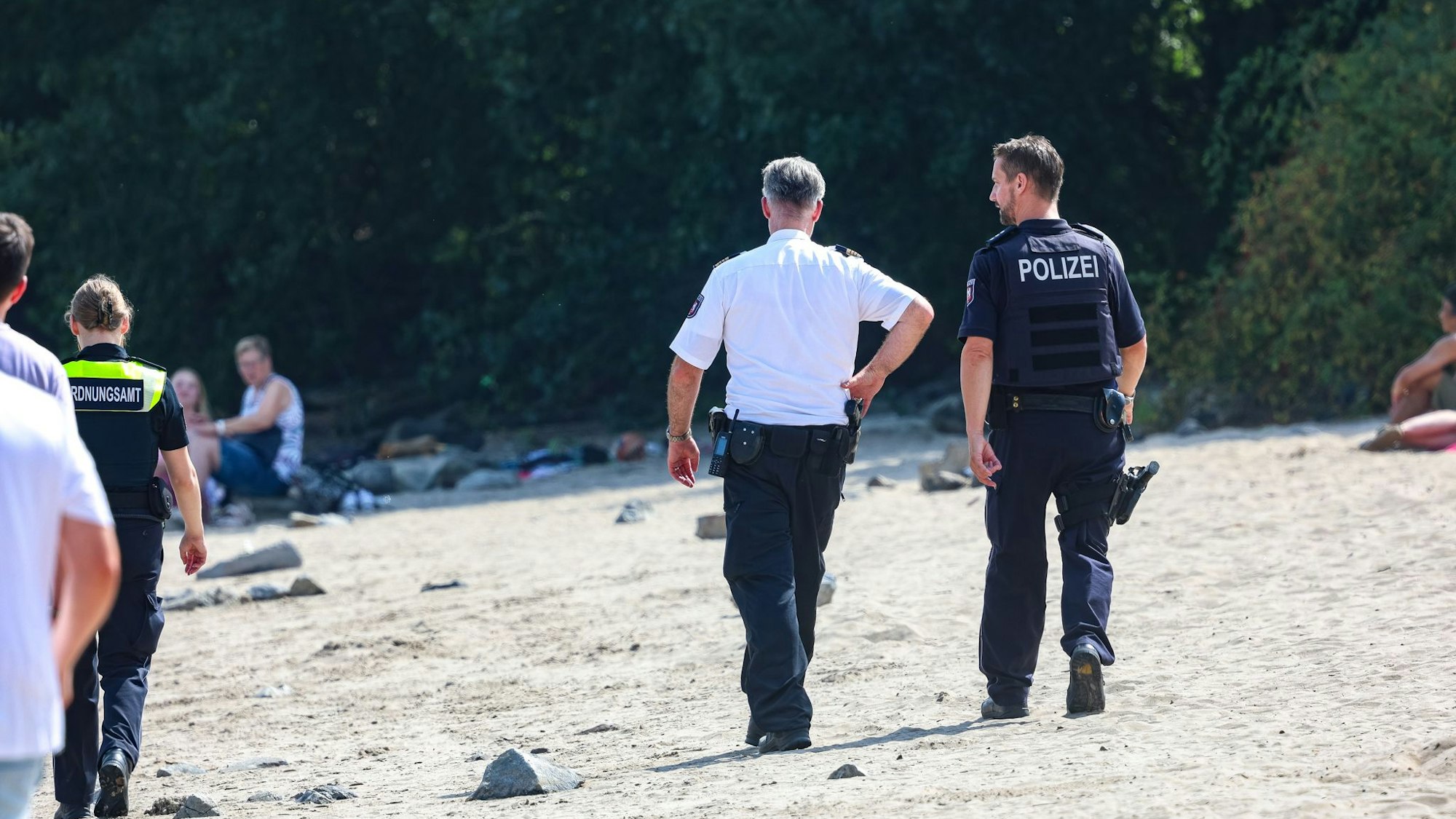 Einsatzkräfte des Ordnungsamtes Düsseldorf und der Polizei kontrollieren das Badeverbot im Rhein.
