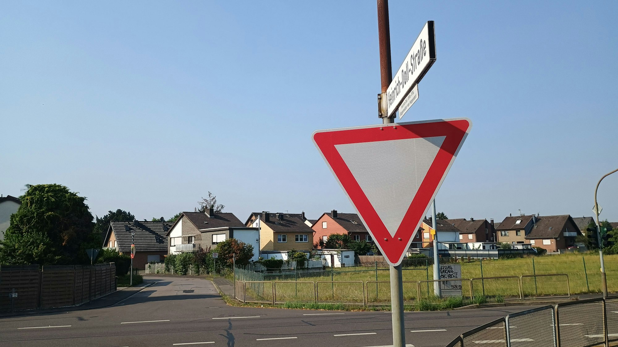 Das Bild zeigt ein Straßenschild, das andeutet, dass die Verkehrsteilnehmer hier keine Vorfahrt haben.