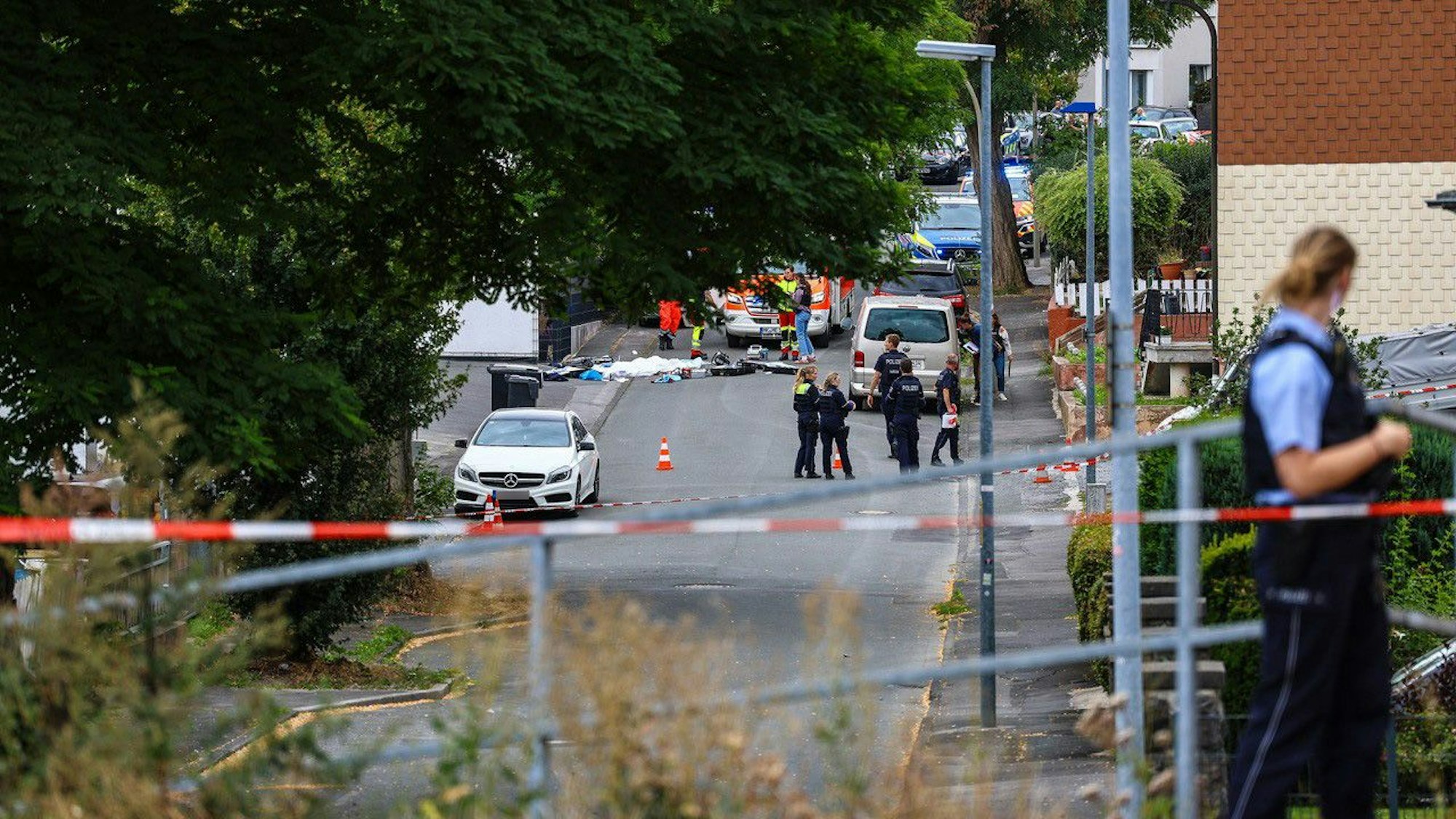 Nach Schüssen in Menden im Sauerland ist die Polizei im Großeinsatz.