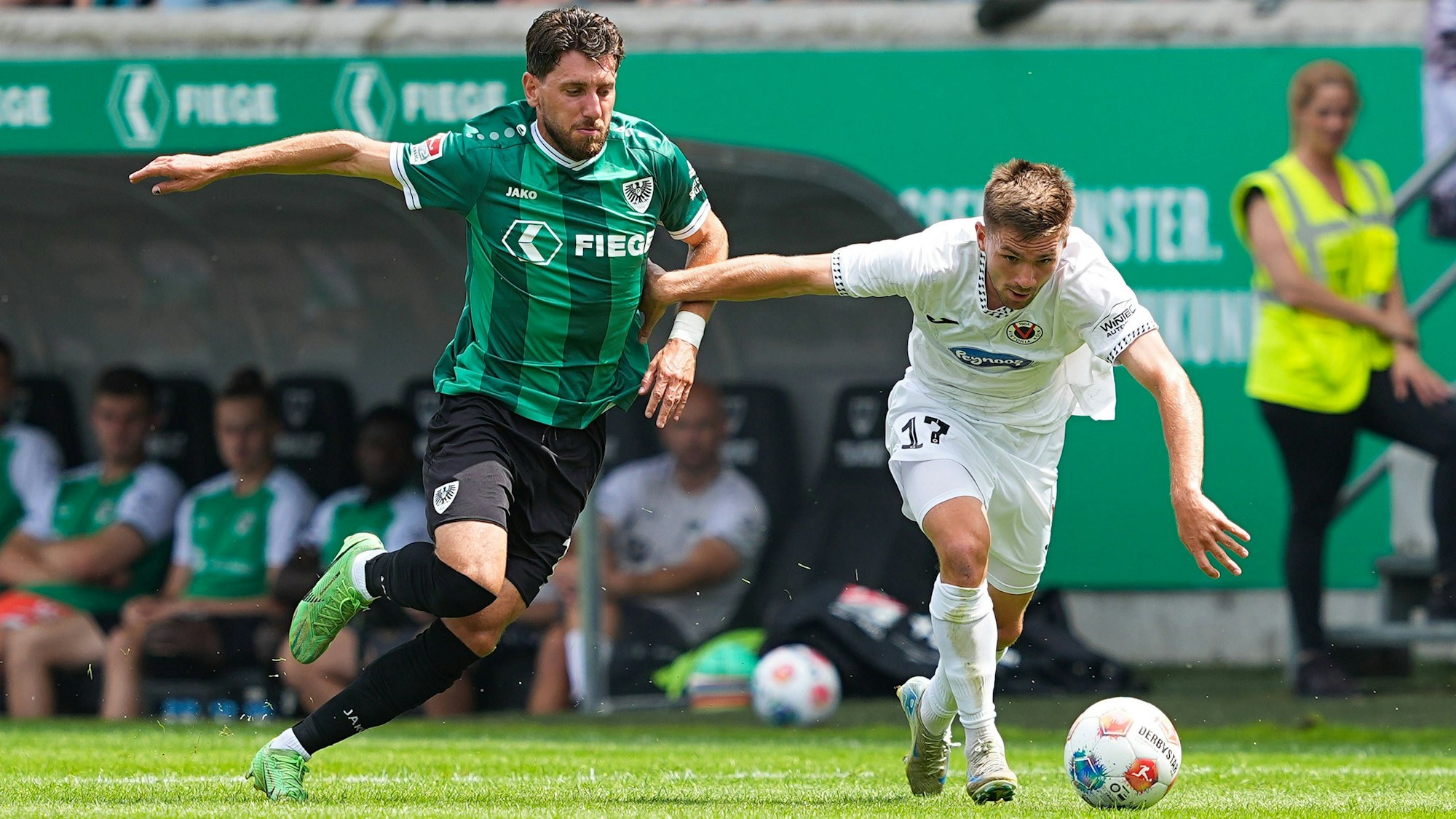 26.07.2025, xydrx, Fußball, SC Preußen Münster - Viktoria Köln, Testspiel, LVM-Preußenstadion: Haralambos Makridis SC Preußen Münster 14 im Zweikampf gegen Marco Pledl Viktoria Köln 17 Nordrhein-Westfahlen Deutschland *** 26 07 2025, xydrx, Football, SC Preußen Münster Viktoria Köln, Test match, LVM Preußenstadion Haralambos Makridis SC Preußen Münster 14 in duel against Marco Pledl Viktoria Köln 17 North Rhine-Westphalia Germany