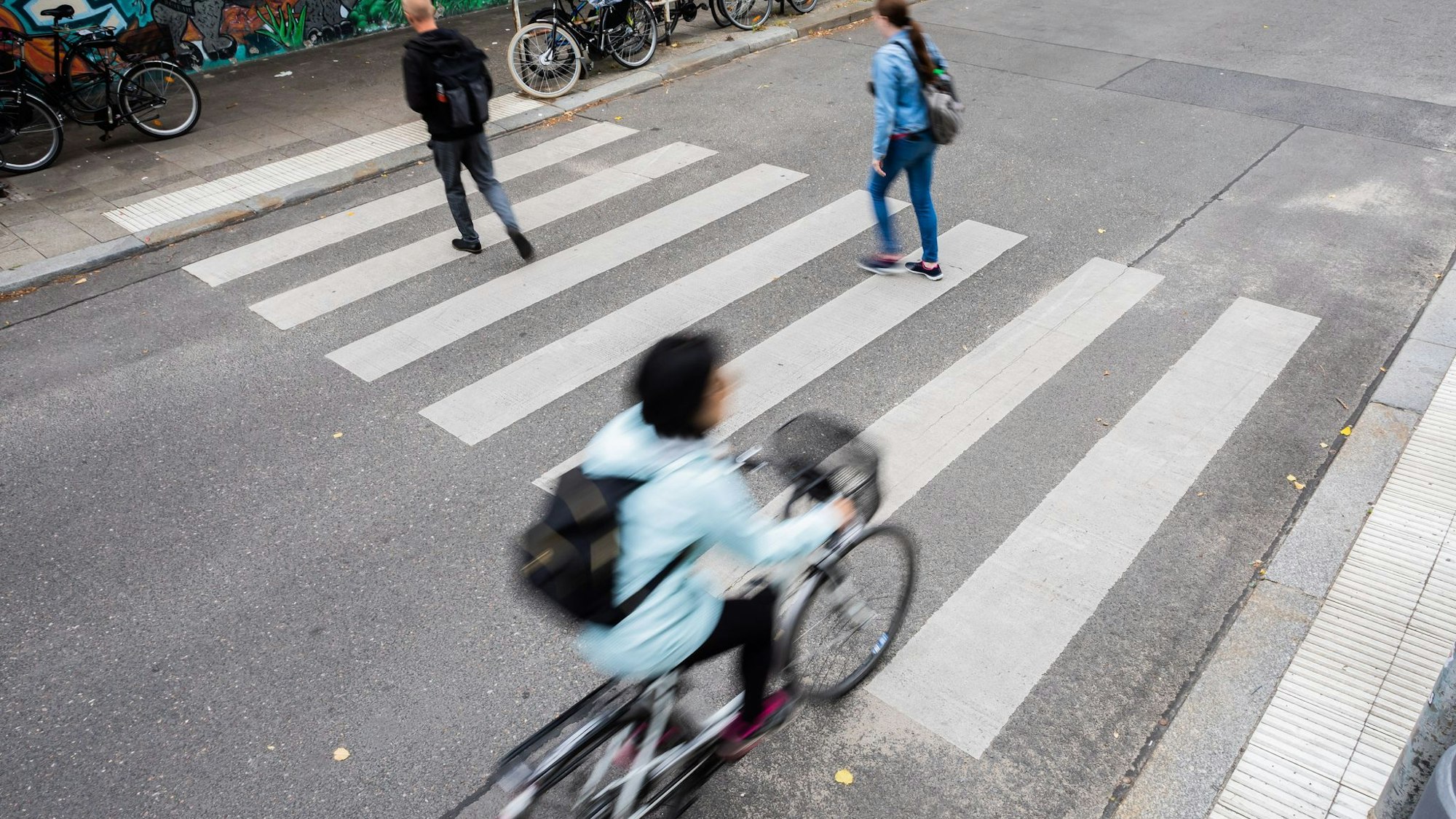 Ein Zebrastreifen soll das Überqueren einer Straße für Fußgänger sicherer machen.