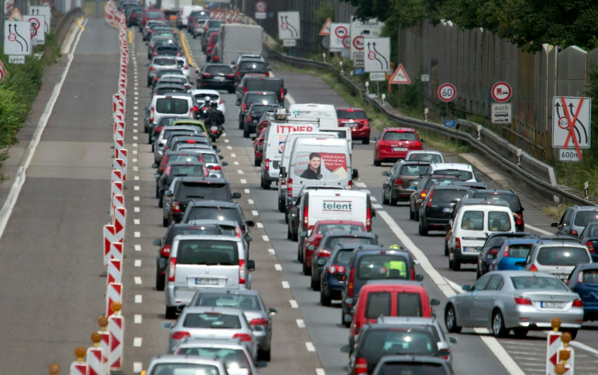Eine Rückreisewelle kommt zum Ende der Sommerferien auf NRW zu. (Symbolbild)